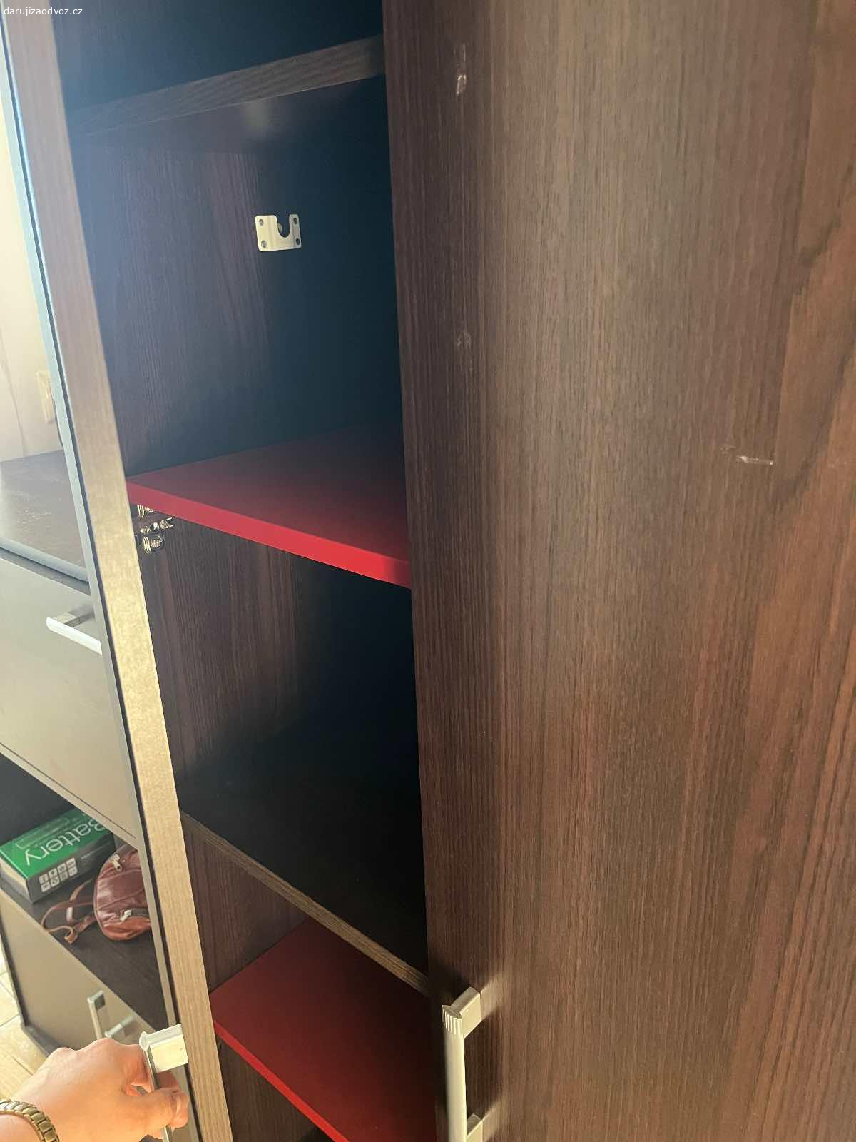 Daruji set skříní. Daruji tří skříně a komodu ze setu, možné si přijet i pouze pro jednu :)