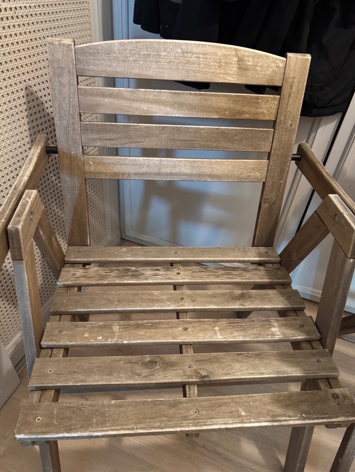 Daruji set zahradního nábytku. Daruji dřevěný zahradní stůl + 2 židle, cca 8 let starý, POZOR! Velmi opotřebené! Několik sezón bylo na venkovním balkóně. Viz foto. Rozměry stolu: v 73, š 60, h 61,5 cm. Rozměry židle: v 79, š 58,5, h 52 cm. Židle stohovatelné, stůl lze složit a postavit ke zdi.