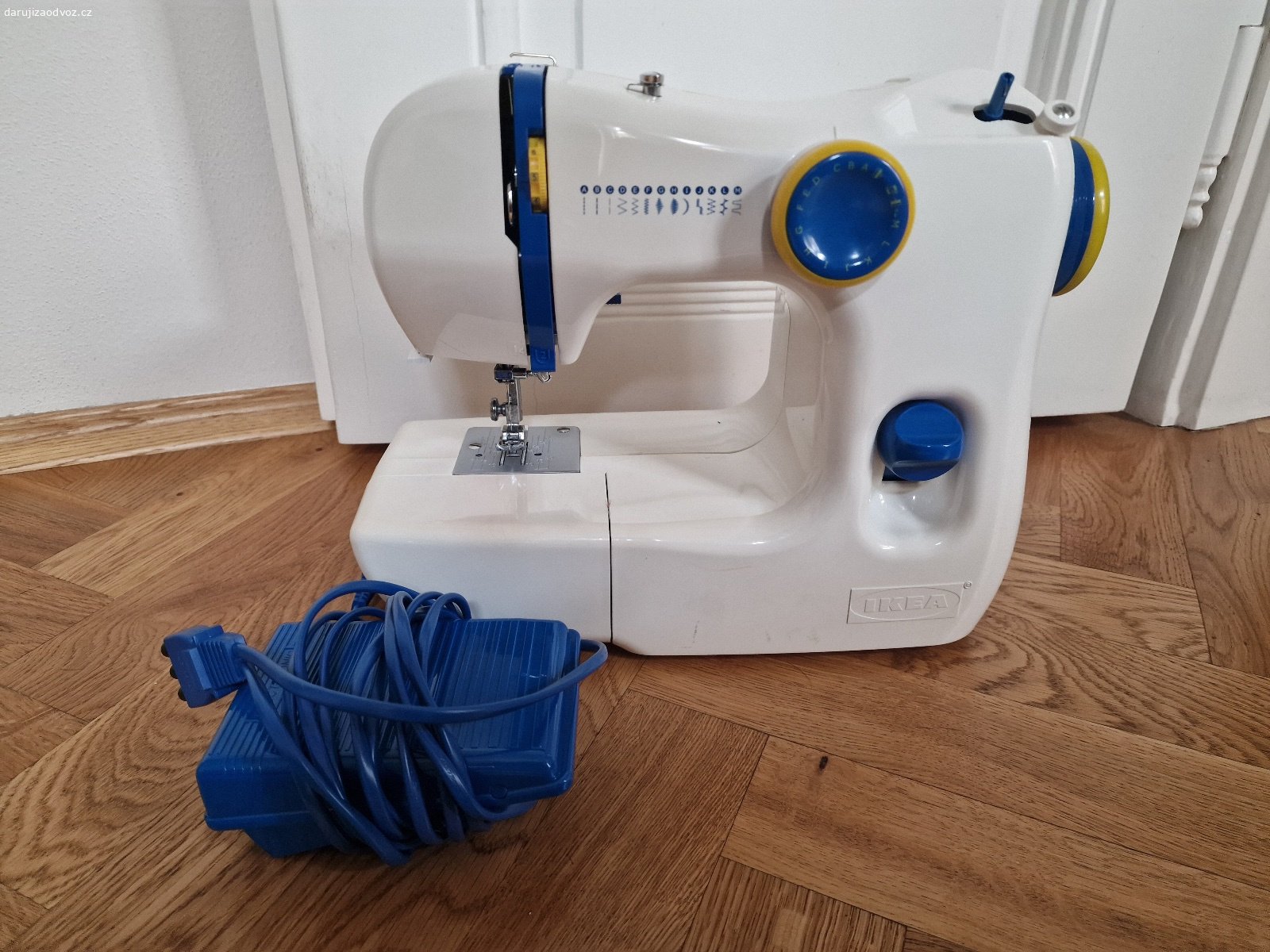 Daruji šicí stroj. Daruji šicí stroj Ikea. Funkční, ale zlobí podávání spodní nitě a její navíjení. Asi by stačilo rozebrat a vyčistit. Motor je v pořádku.