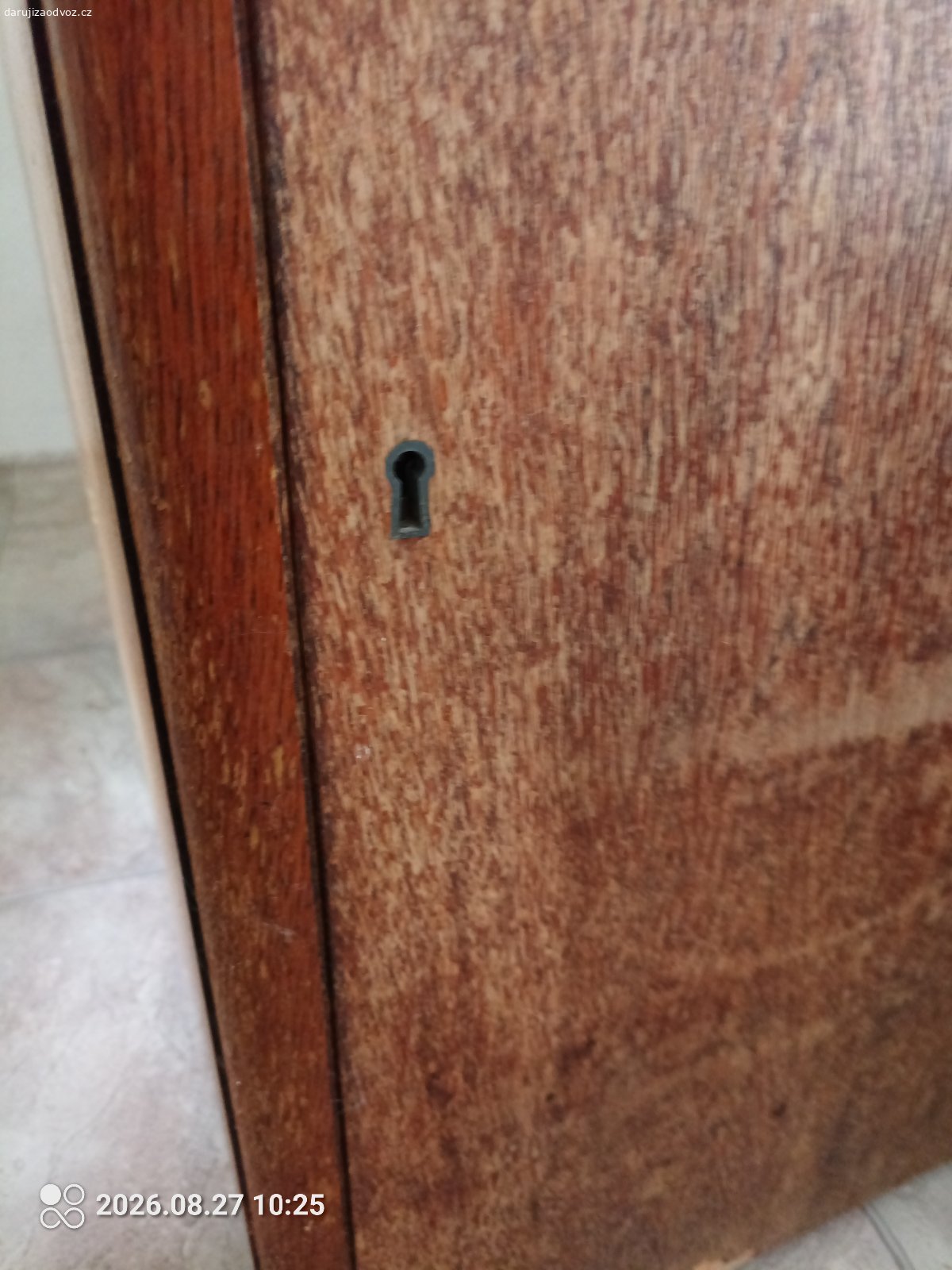 Daruji šicí stroj. Daruji šicí stroj Lada, nálezový stav, nevím, zda funguje. Chybí klíček od zámku, aby se dalo dostat ke šlapání (někdo šikovný si jistě otevře), poškozený řemen viz foto. Mám pocit, že byl šlapací, ale je zde šňůra do elektriky, protože nejde otevřít spodek, tak ale nevím přesně. Pouze osobní převzetí Praha 6 Ruzyně.