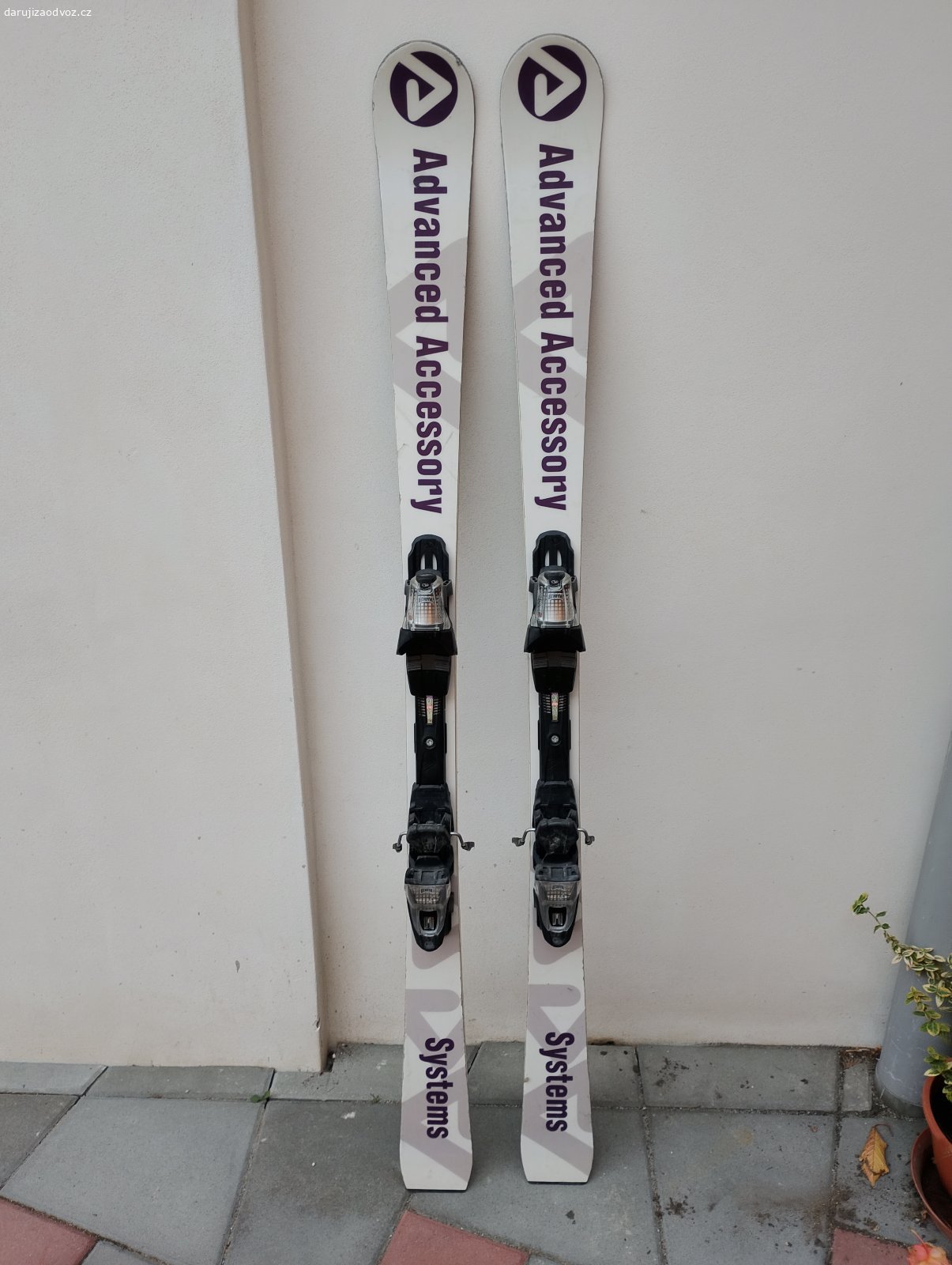 Daruji sjezdové lyže. Sjezdové lyže, upravené jako firemní benefit, postavené na závodní slalomce Lusti.  + vázání Marker  Fastrak 2
Délka 158 cm. 2 sezony jeté, cca 20 lyžařských dní.  Snadno ovladatelné točivé lyže. Nutno nechat nabrousit.
