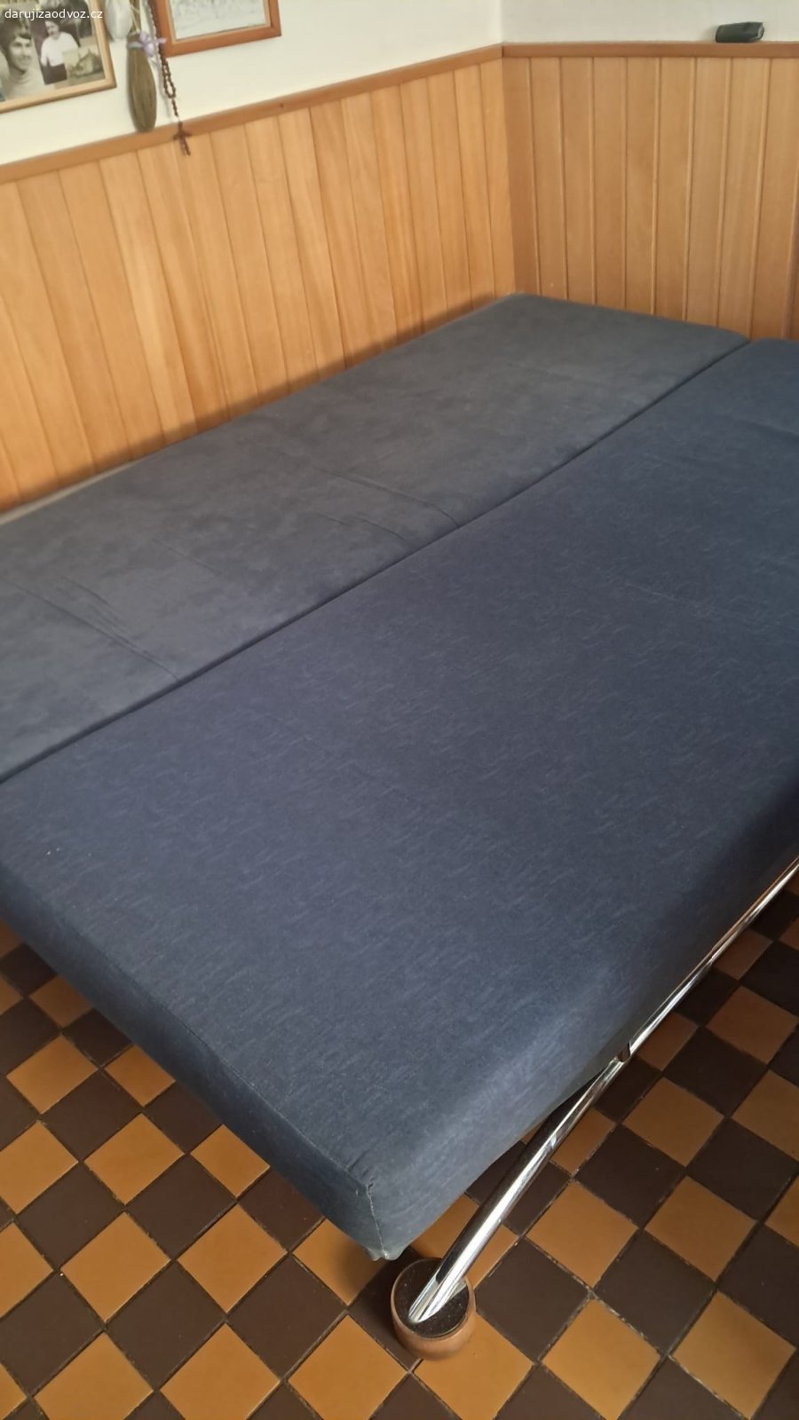 Daruji skládací gauč s matrací za odvoz. Rozkládací gauč, při rozložení rozměry 140x200 a k němu ještě navíc matrace, která se dá položit na něj, také 140x200x12 cm. Daruji za odvoz, místo: Nepomuk (u Žinkov)