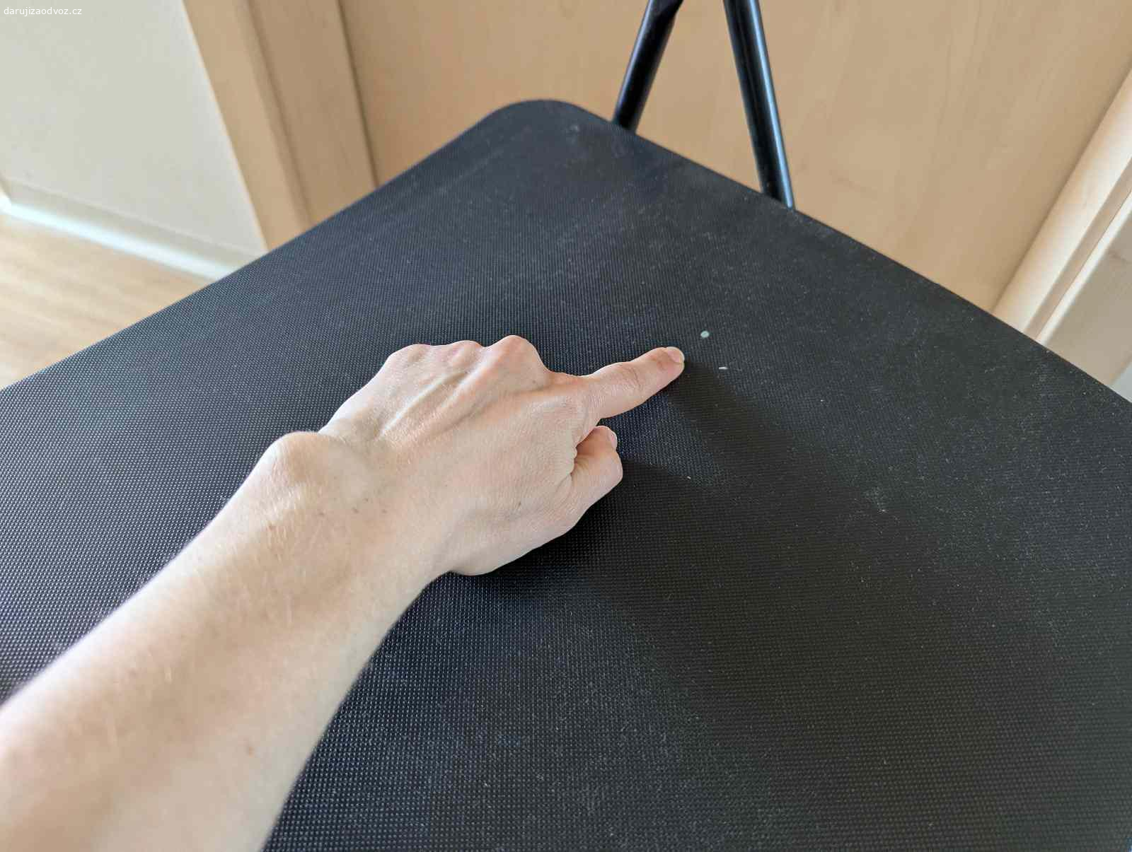 Daruji skladaci zidli. Daruji cernou skladaci zidli Ikea. Na sedadle je bily flicek a na nohach dole je postrikana bilou barvou. V horni casti je lehce nakrapla. Vse viz foto. Vyzvednuti na ul. Pod strani (u metra Skalka).