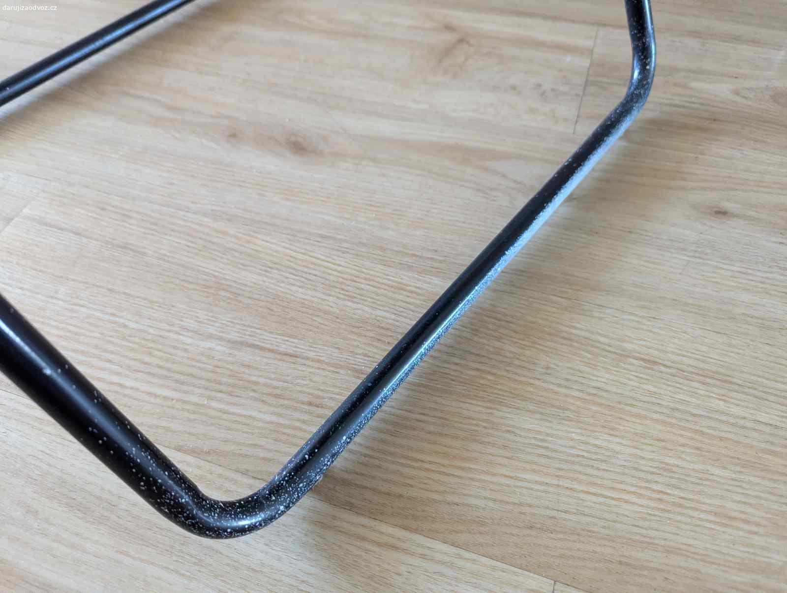 Daruji skladaci zidli. Daruji cernou skladaci zidli Ikea. Na sedadle je bily flicek a na nohach dole je postrikana bilou barvou. V horni casti je lehce nakrapla. Vse viz foto. Vyzvednuti na ul. Pod strani (u metra Skalka).