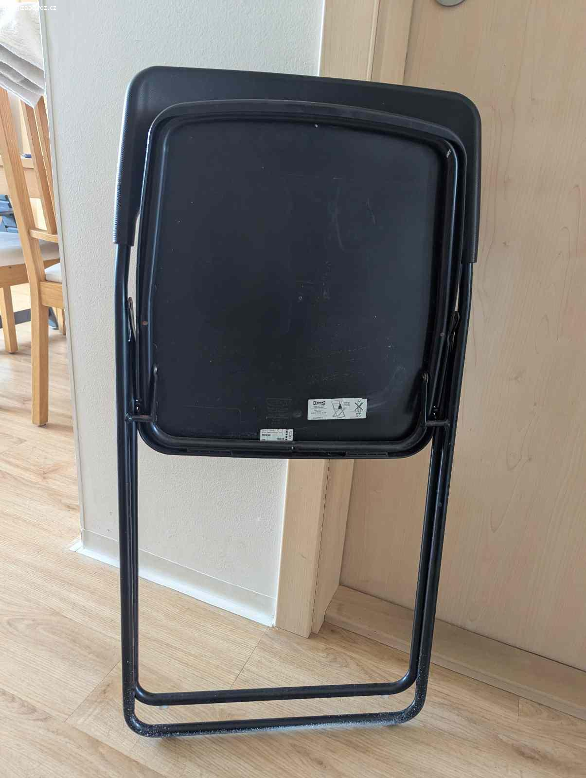 Daruji skladaci zidli. Daruji cernou skladaci zidli Ikea. Na sedadle je bily flicek a na nohach dole je postrikana bilou barvou. V horni casti je lehce nakrapla. Vse viz foto. Vyzvednuti na ul. Pod strani (u metra Skalka).