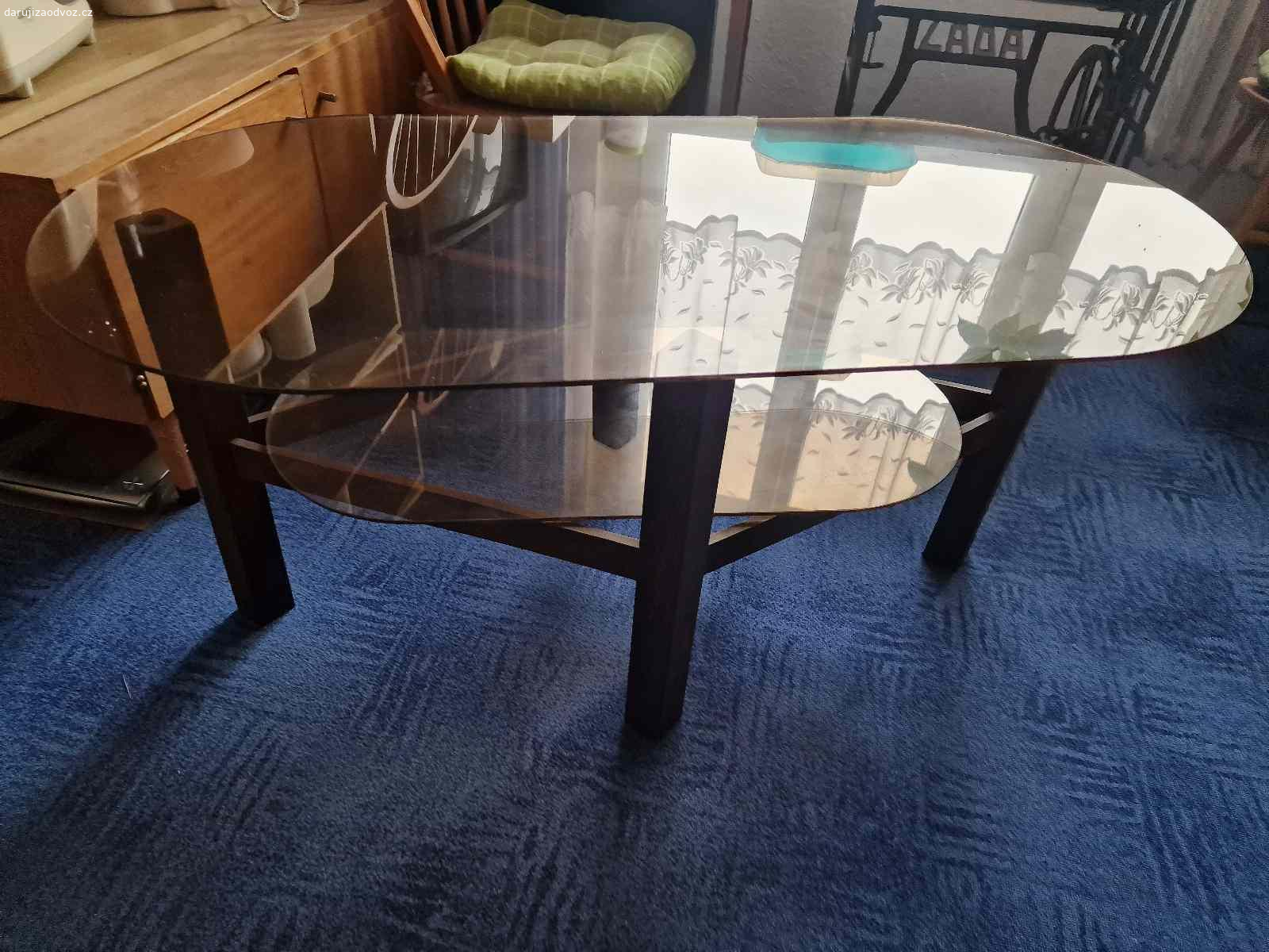 Daruji skleněný konferenční stolek. Daruji skleněný konferenční stolek, dřevěné nohy, skleněná horni a spodní deska.