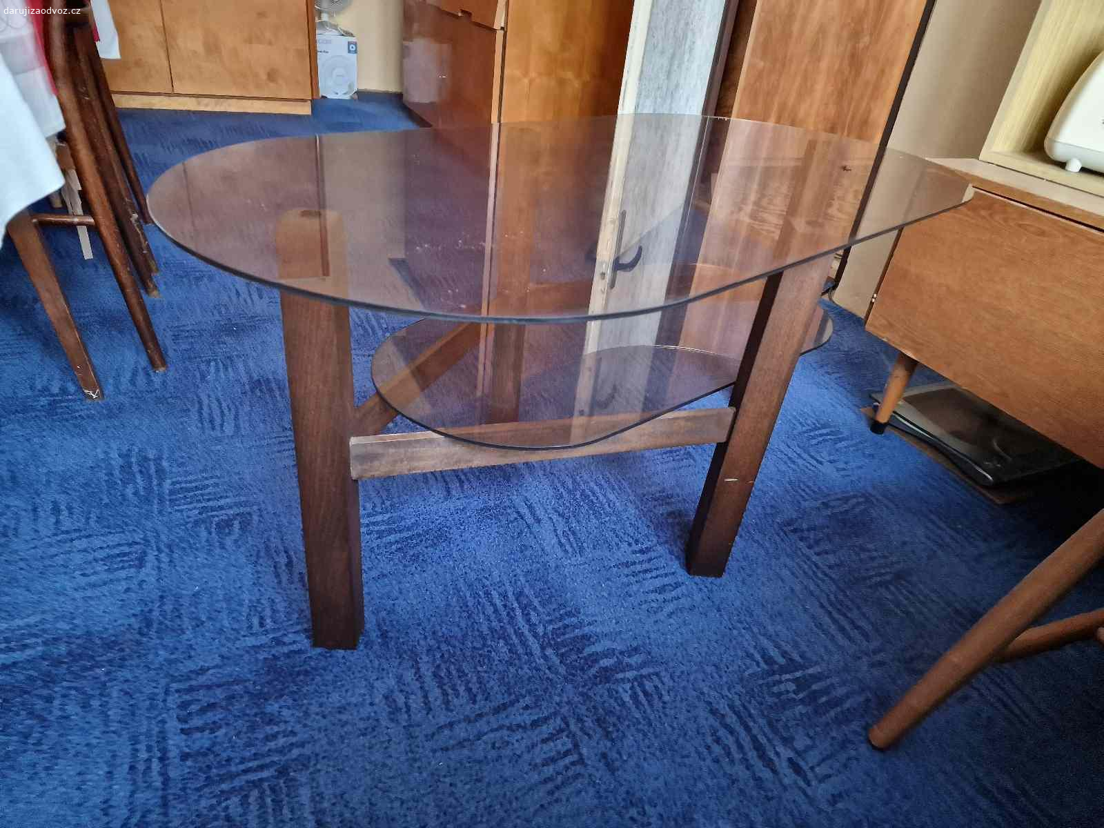 Daruji skleněný konferenční stolek. Daruji skleněný konferenční stolek, dřevěné nohy, skleněná horni a spodní deska.