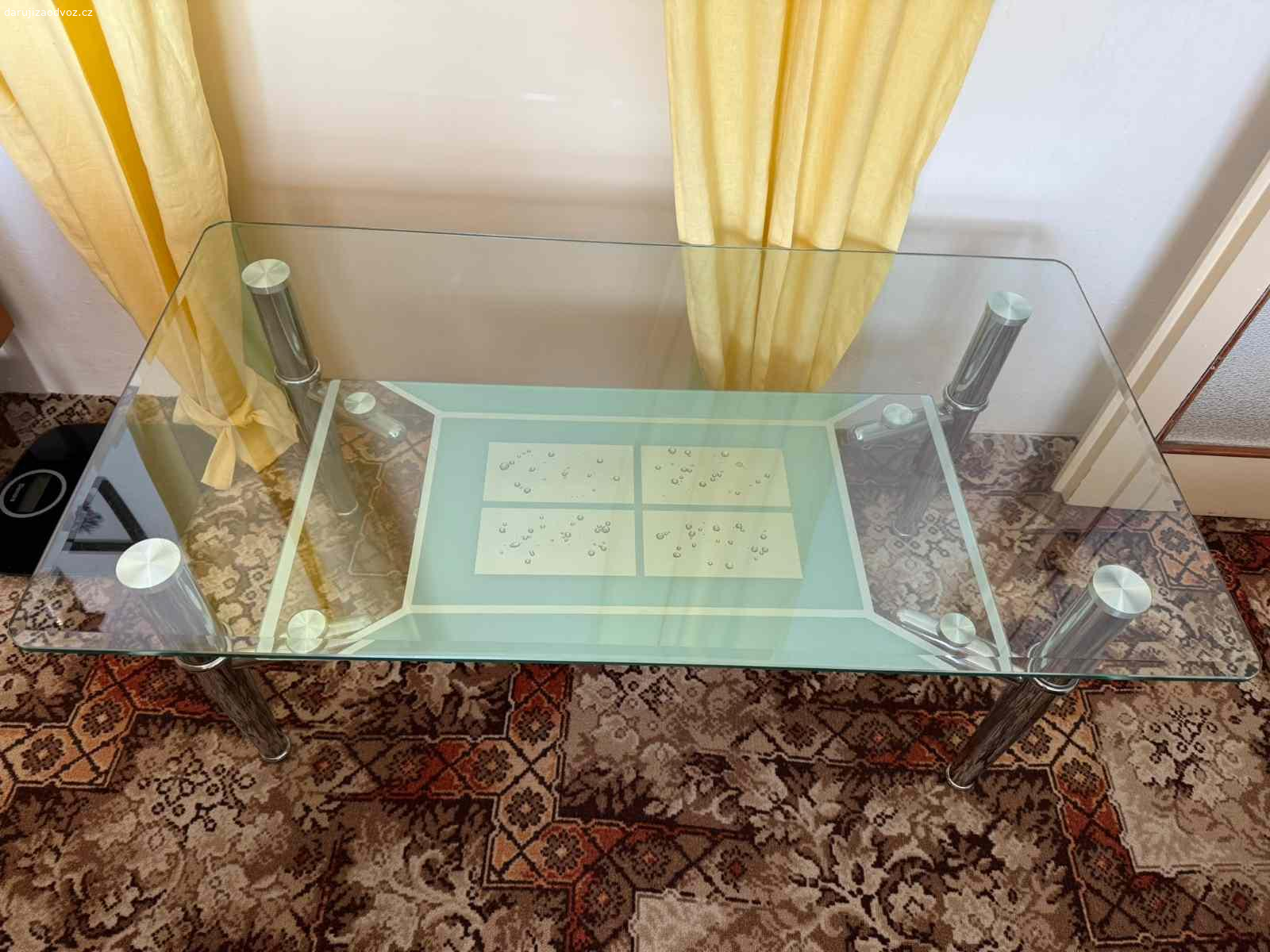 Daruji skleněný stůl. Stůl je lehce opotřebený, má drobné známky používání a jednu poškozenou nohu. Při přenášení noha vypadává. Rozměry: Š110 cm × D60 cm × V48 cm. Nutný vlastní odvoz z Havířova.