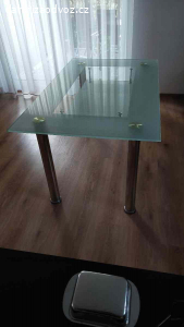 Daruji skleněný stůl