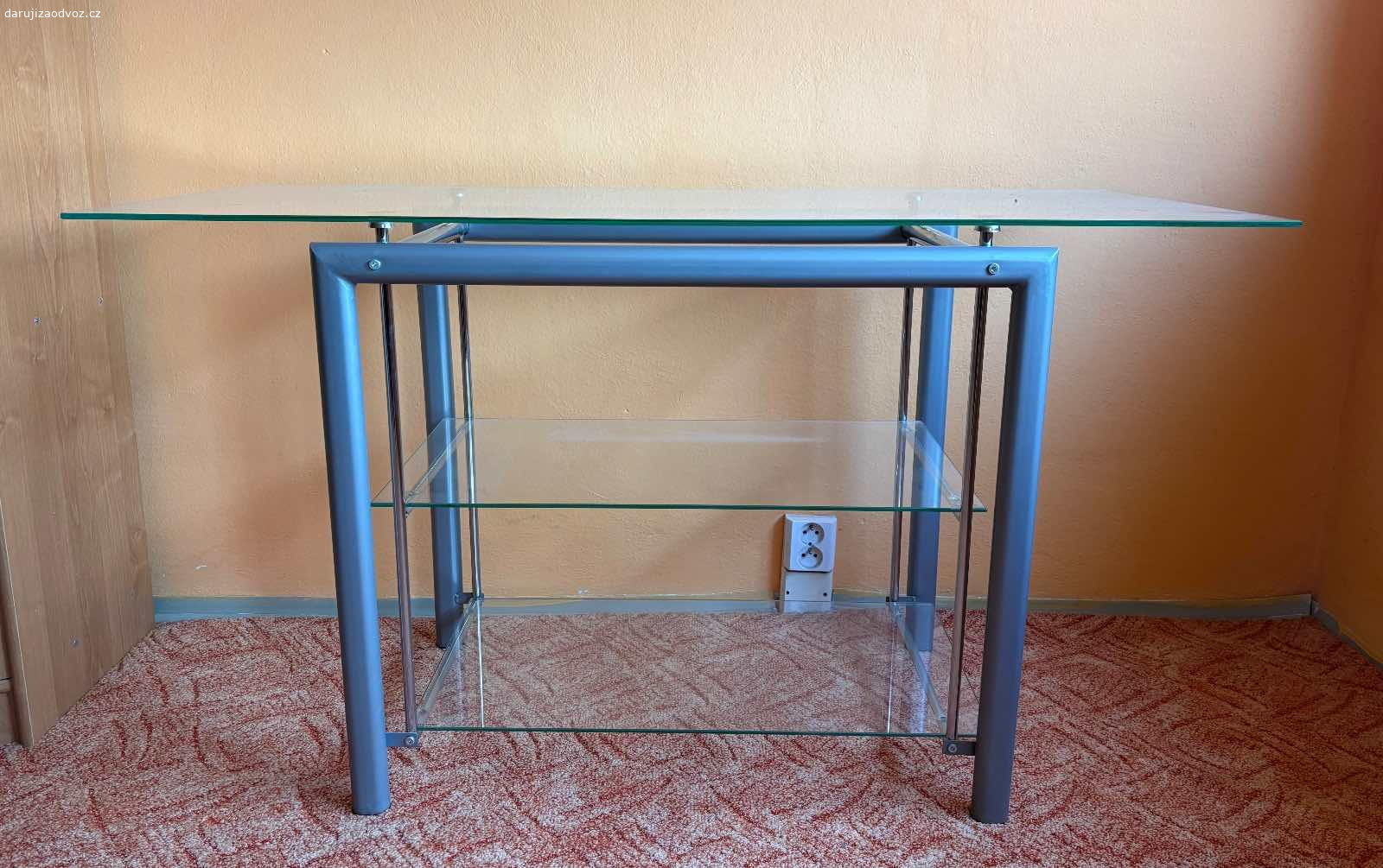 Daruji za odvoz. skleněný tv stolek. Vrchní sklo 120x50
Spodní skla 68x36 
Výška 68 cm