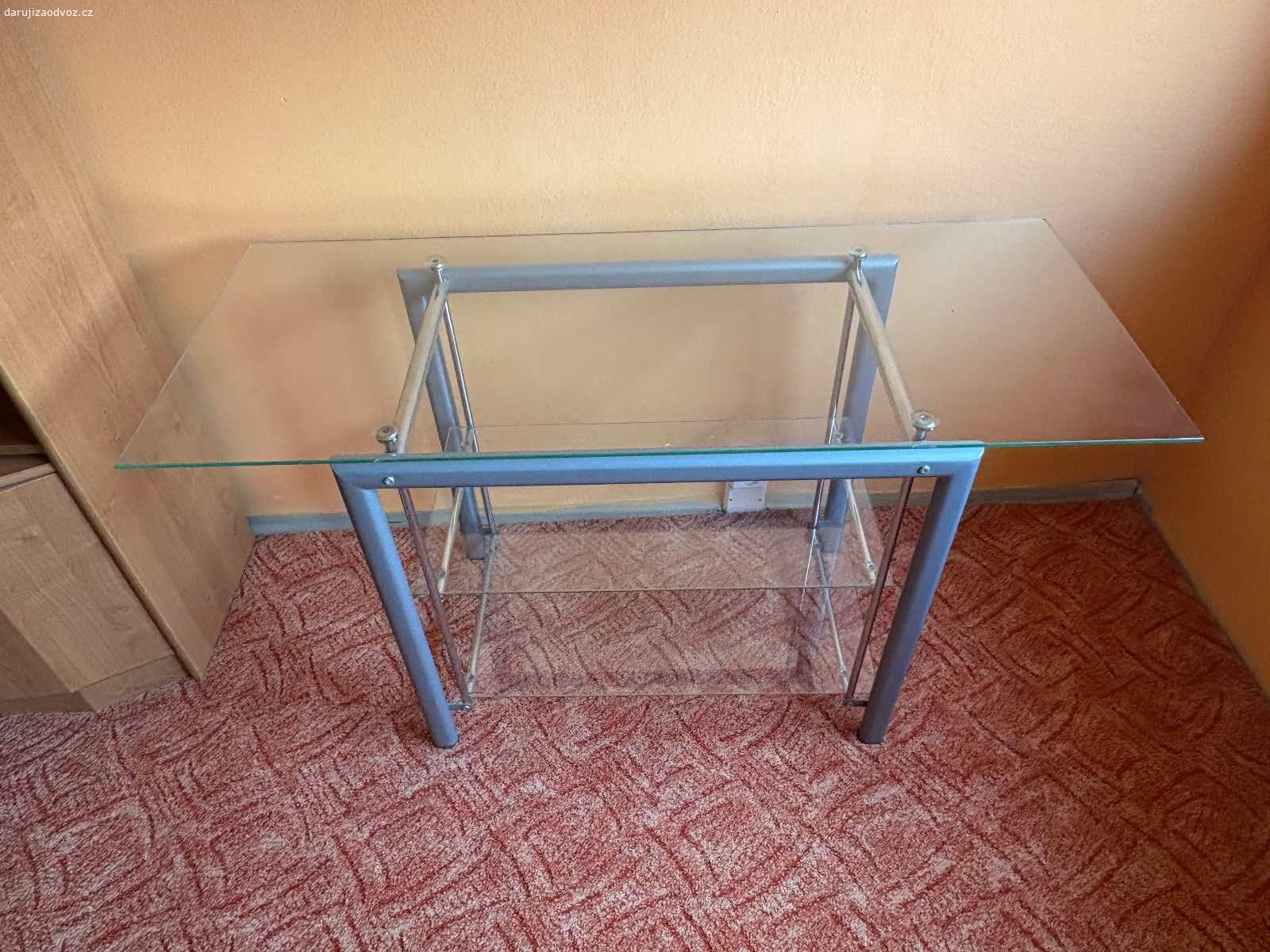 Daruji za odvoz. skleněný tv stolek. Vrchní sklo 120x50
Spodní skla 68x36 
Výška 68 cm