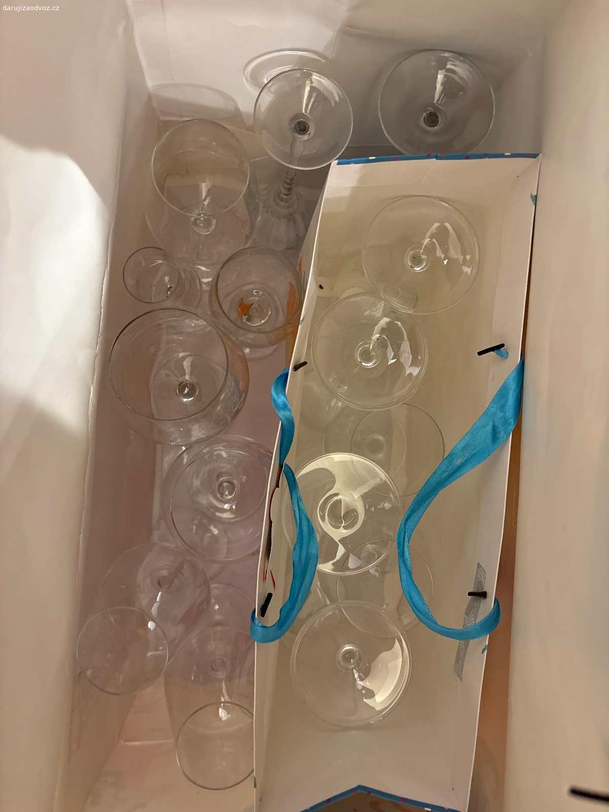 Daruji skleničky. Darují 3 tašky skleniček na víno, na panáky a long drinky. Jedná se o plně funkční skleničky, které nám ale zbyly z různých sestav, které se postupně rozbily. Skvěle poslouží.