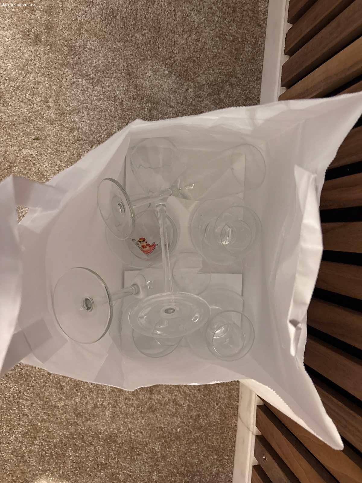 Daruji skleničky. Darují 3 tašky skleniček na víno, na panáky a long drinky. Jedná se o plně funkční skleničky, které nám ale zbyly z různých sestav, které se postupně rozbily. Skvěle poslouží.