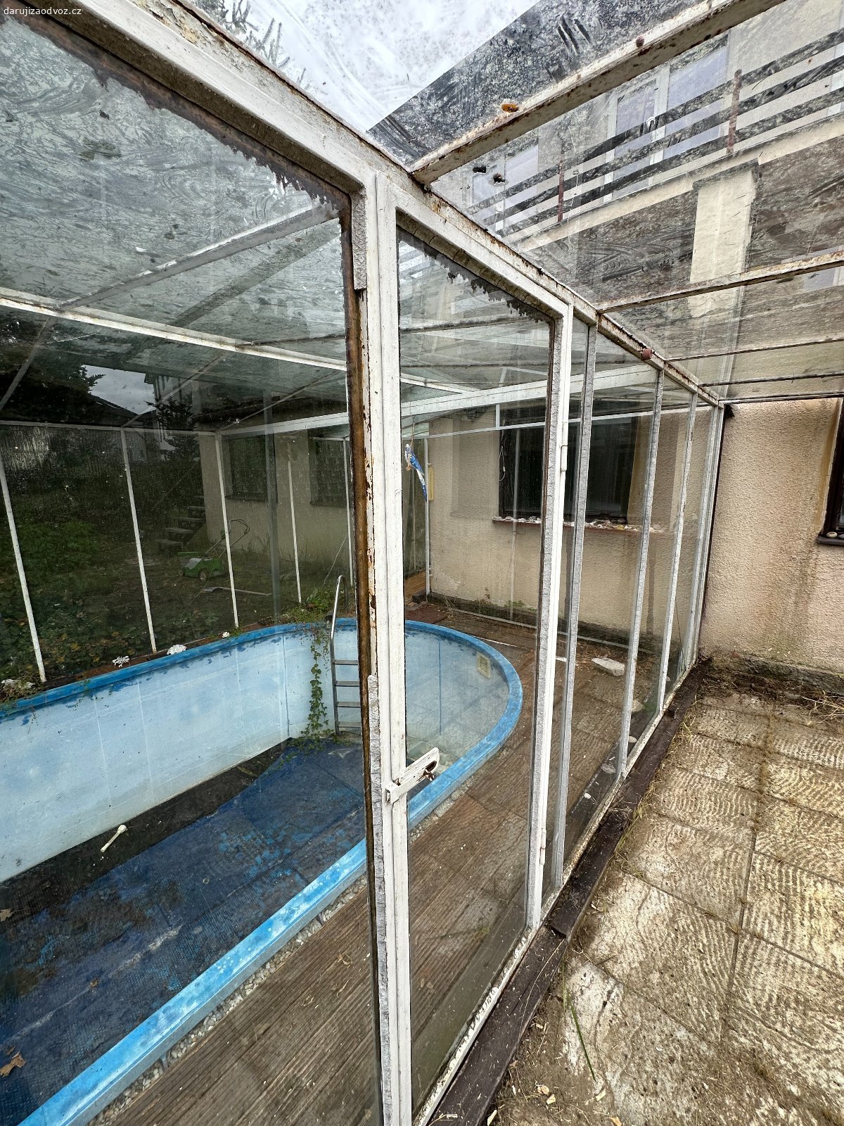 Daruji skleník / bazén. Stav viz foto. Demontáž a odvoz ve vaší režii. Podmínkou je převzetí celého skleníku. V případě zájmu přenechám i plastovou konstrukci bazénu.