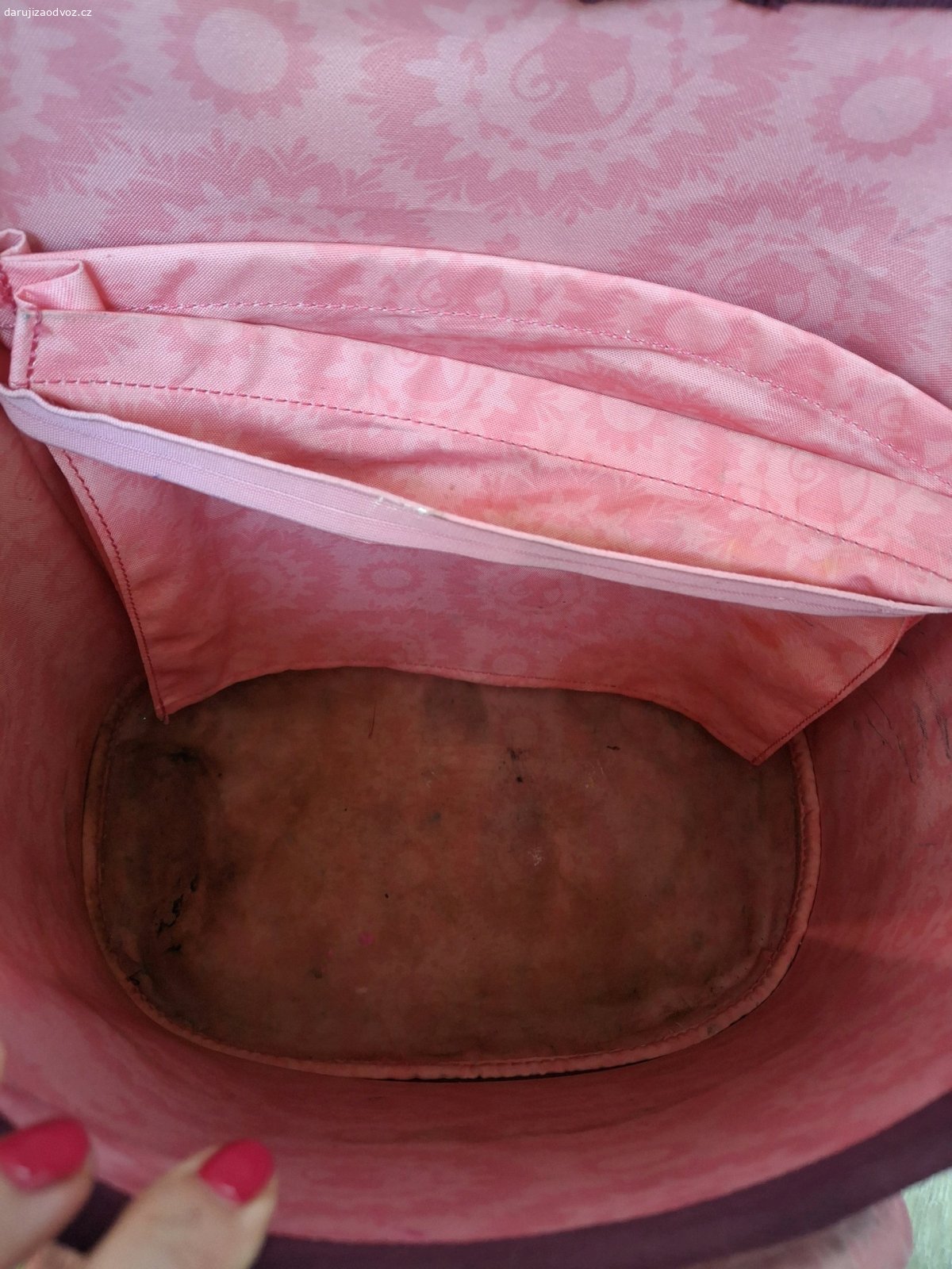 Daruji školní aktovku. Školní brašna Oxybag, používaná, se známkami opotřebení - nutné důkladně vyčistit, jinak plně funkční, kvalitní, prostorná.