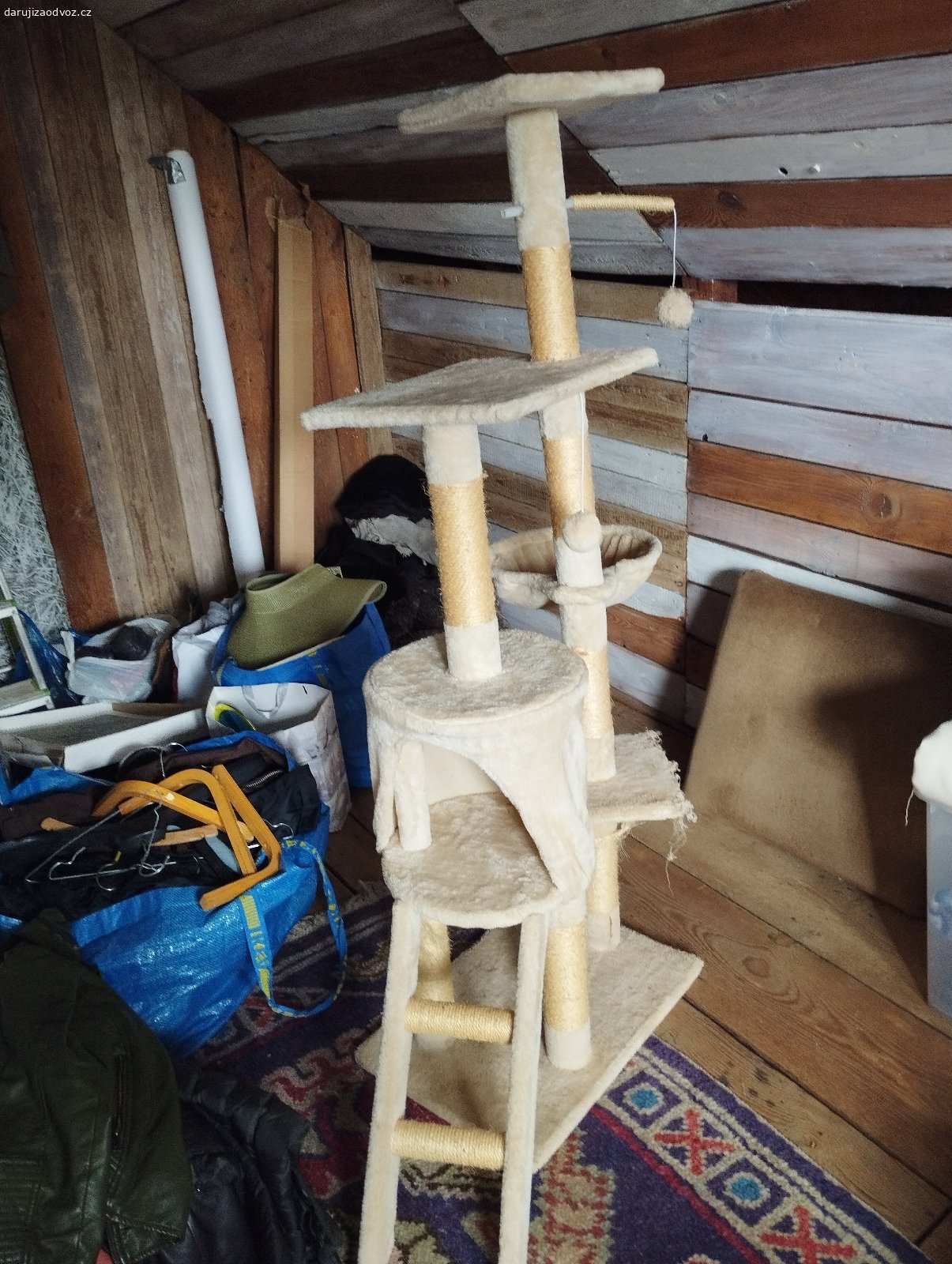 Daruji škrabadlo. Daruji použité škrabadlo pro kočku.Výška 135 cm