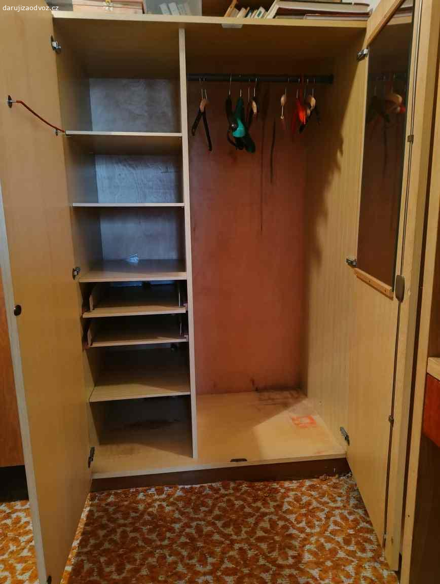 Daruji skříň a rozkládací gauč.. Daruji za odvoz šatní skříň s policemi. Rozměry vxšxh: 160x100x60. Dále ještě rozkládací gauč, rozměry šxh:200x104. Kdykoliv k prohlédnutí.