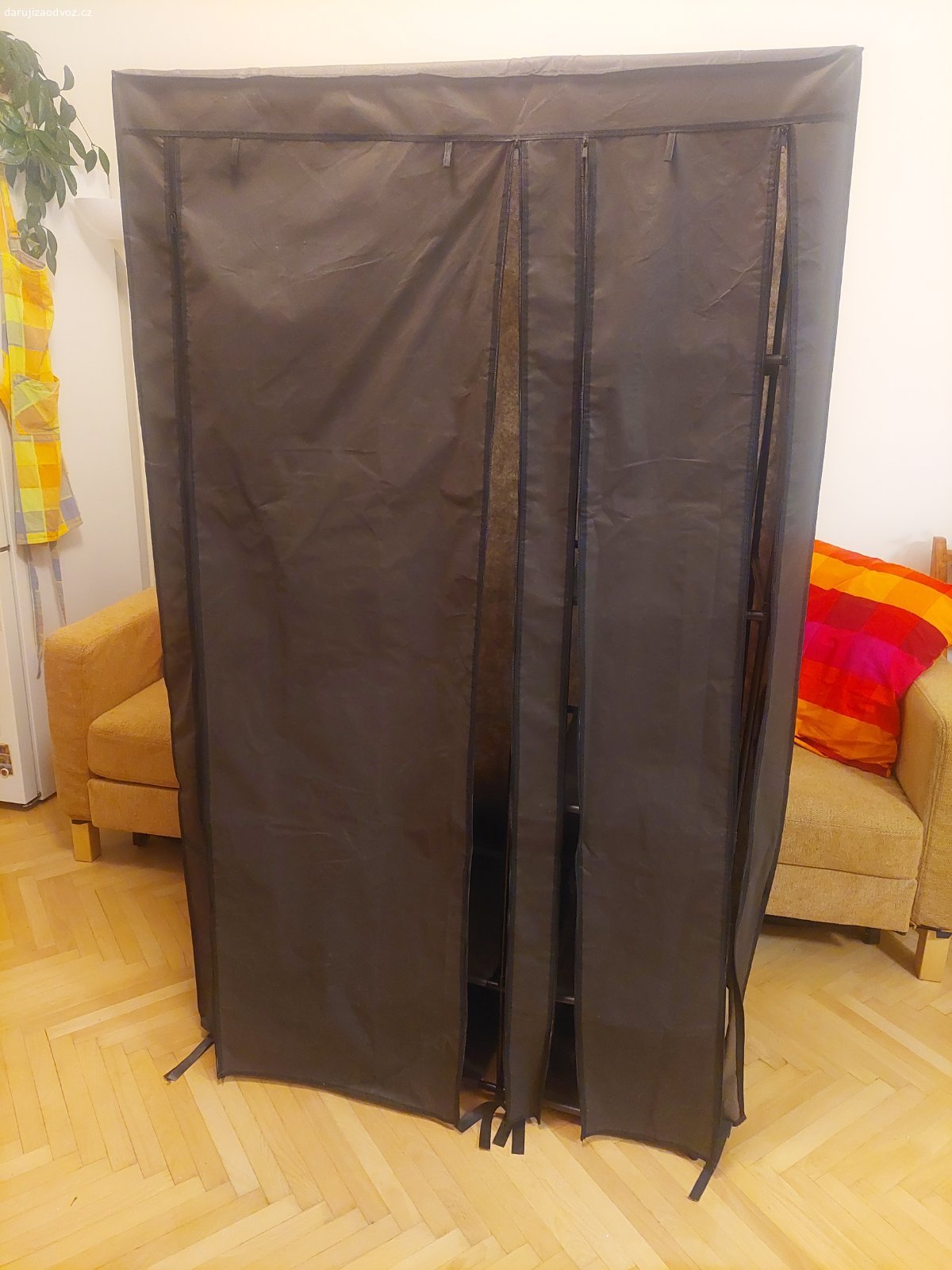 Daruji skříň Damhus z Jysku. Daruji černou skříň. Lehká, konstrukce jako stan. Rozměry: výška 174 cm x šířka 100 cm x hloubka 45 cm. Koupila jsem ji před dvěma lety. Má místy bílá místa od omítky od zdi a v jednom místě (vzadu vpravo nahoře) má malou dírku. Dá se lehce převézt i bez auta ve veřejné dopravě.