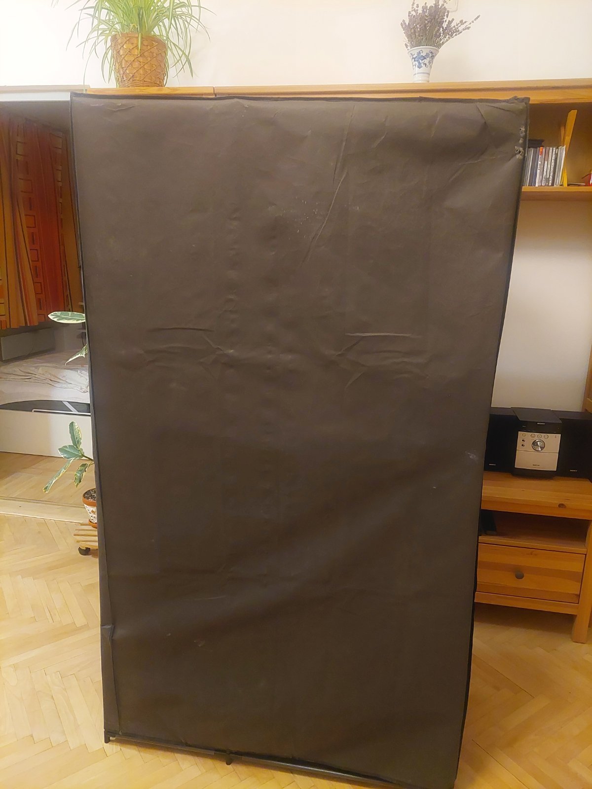 Daruji skříň Damhus z Jysku. Daruji černou skříň. Lehká, konstrukce jako stan. Rozměry: výška 174 cm x šířka 100 cm x hloubka 45 cm. Koupila jsem ji před dvěma lety. Má místy bílá místa od omítky od zdi a v jednom místě (vzadu vpravo nahoře) má malou dírku. Dá se lehce převézt i bez auta ve veřejné dopravě.