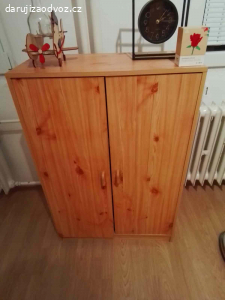 Daruji skříň,male skříňky a prosklenou vitrinu