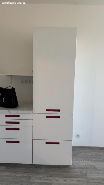 Daruji skříň na vestavnou lednici IKEA