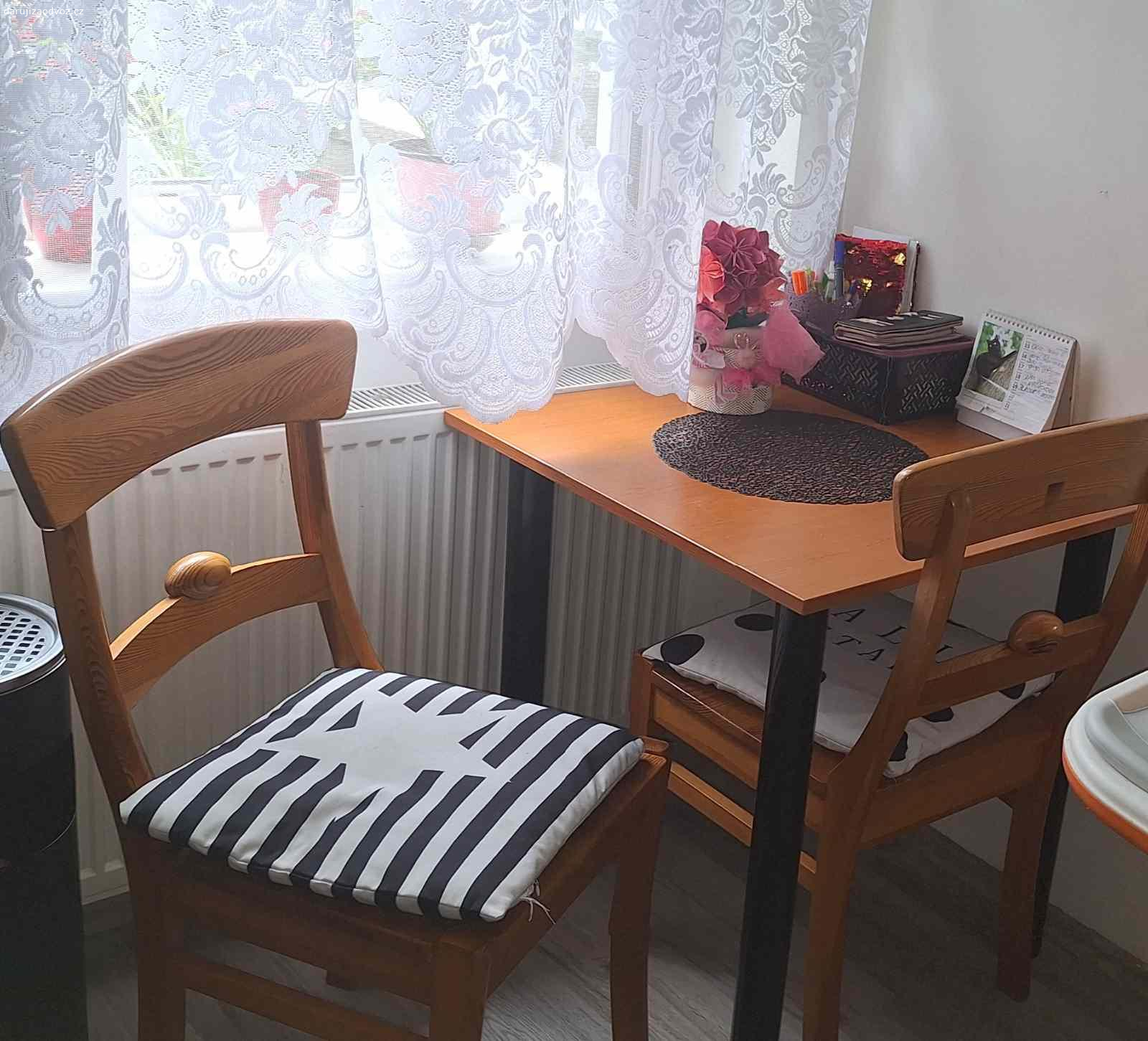 Daruji skříň,stůl a dvě židle. Daruji skříň,stůl a dvě židle,v zachovalém stavu.
K vyzvednutí možné  od.22.9.Jsem samoživitelka s roční holčičkou,takže pokud za nabytek koupíte dceři třeba jeden balik plenek,budu ráda,ovšem není to podminkou...