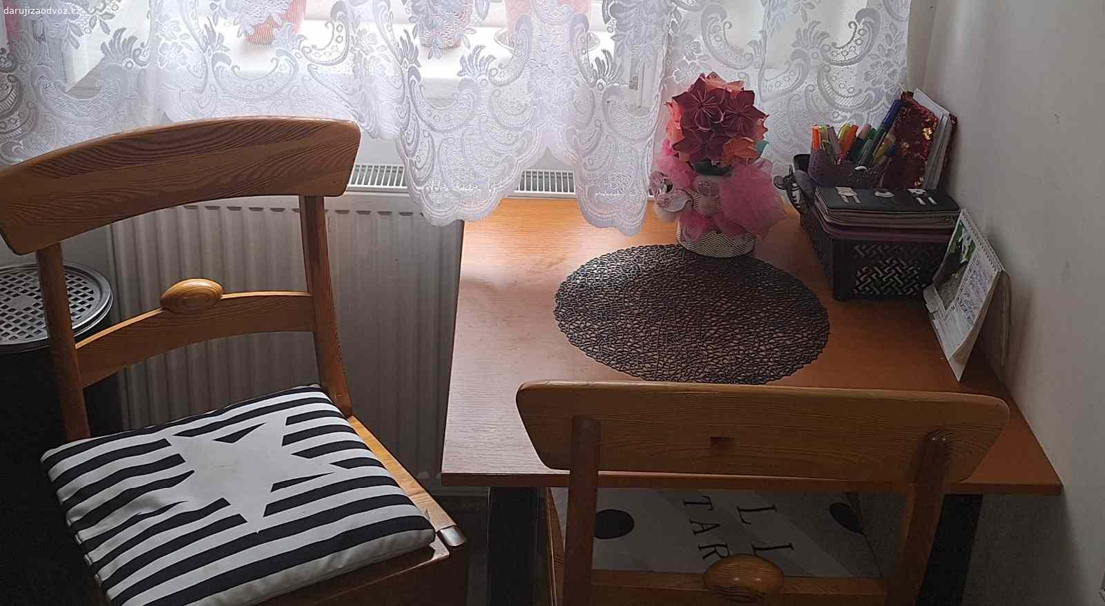 Daruji skříň,stůl a dvě židle. Daruji skříň,stůl a dvě židle,v zachovalém stavu.
K vyzvednutí možné  od.22.9.Jsem samoživitelka s roční holčičkou,takže pokud za nabytek koupíte dceři třeba jeden balik plenek,budu ráda,ovšem není to podminkou...