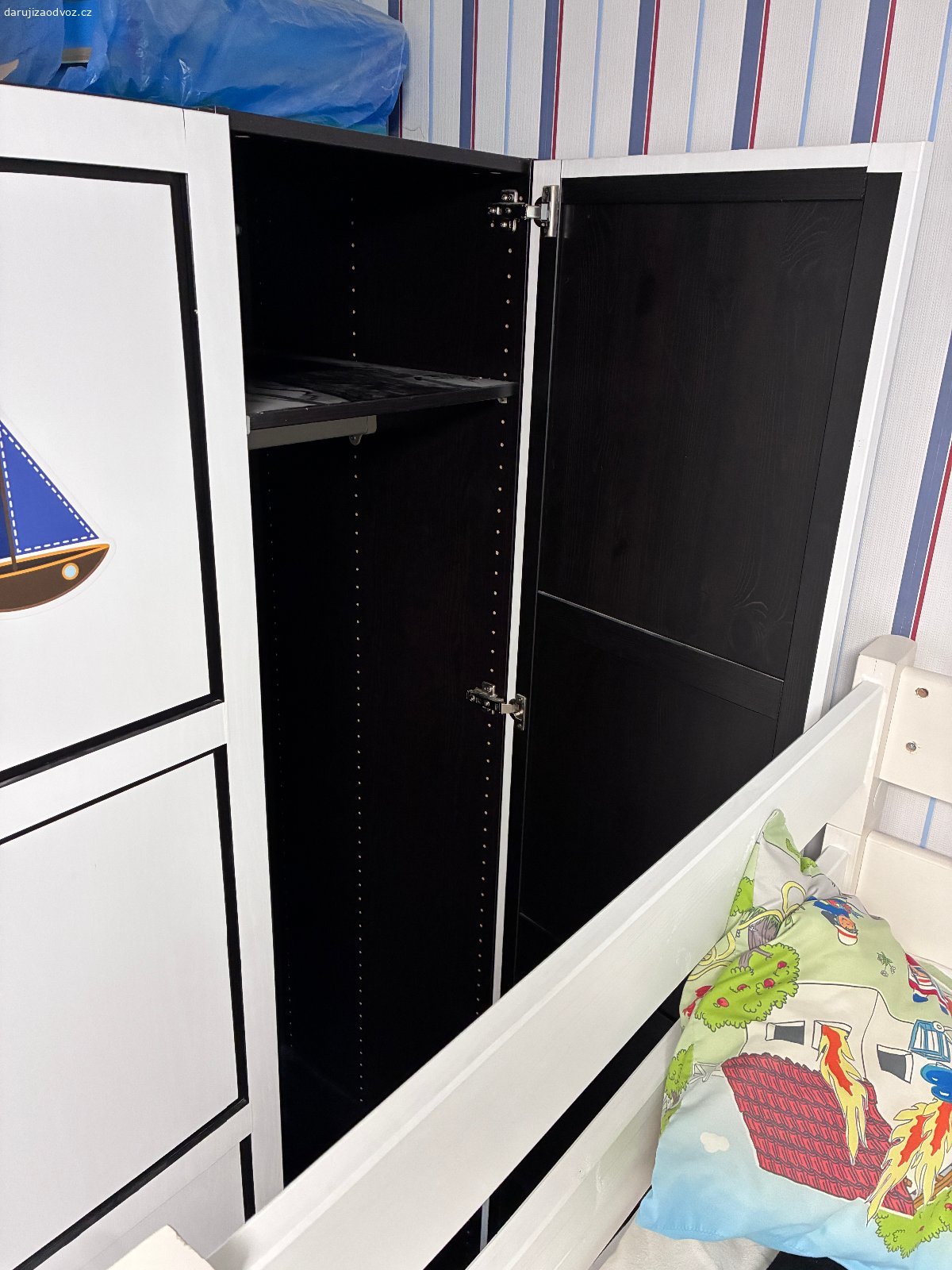 REZERVACE: Daruji skrin z Ikea. Puvodne tmave hneda skrin, vnejsi dvere a leva strana je polepena bilou samolepici tapetou. Skrin je rozlozena krome supliku, popsany pytlicky s dily, i jednotlive police a stojky, aby sla lehce slozit. Sklada se ze 3 modulu. 100+50+50, sirka 200cm. Fotky ukazou vice.