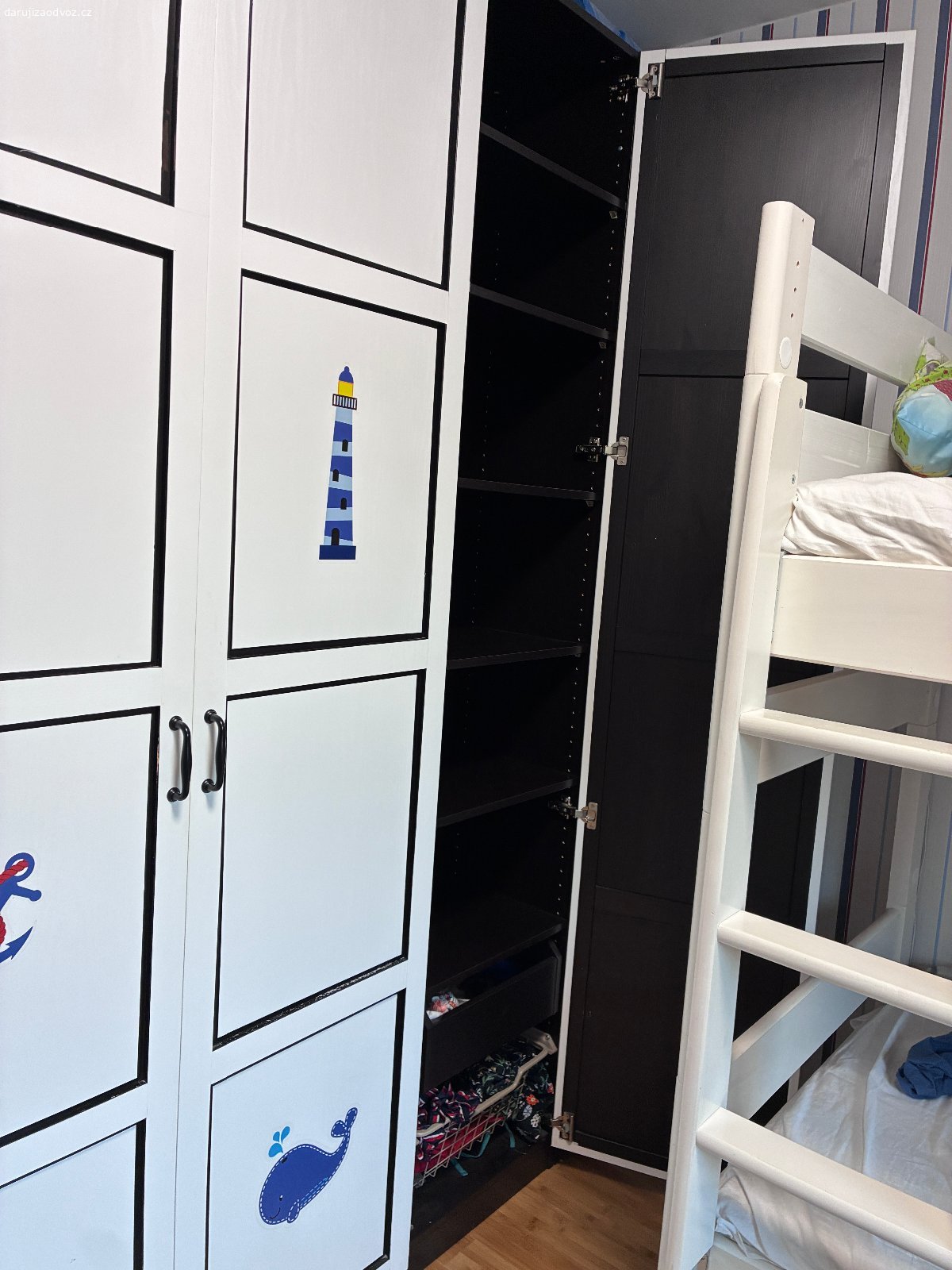 REZERVACE: Daruji skrin z Ikea. Puvodne tmave hneda skrin, vnejsi dvere a leva strana je polepena bilou samolepici tapetou. Skrin je rozlozena krome supliku, popsany pytlicky s dily, i jednotlive police a stojky, aby sla lehce slozit. Sklada se ze 3 modulu. 100+50+50, sirka 200cm. Fotky ukazou vice.