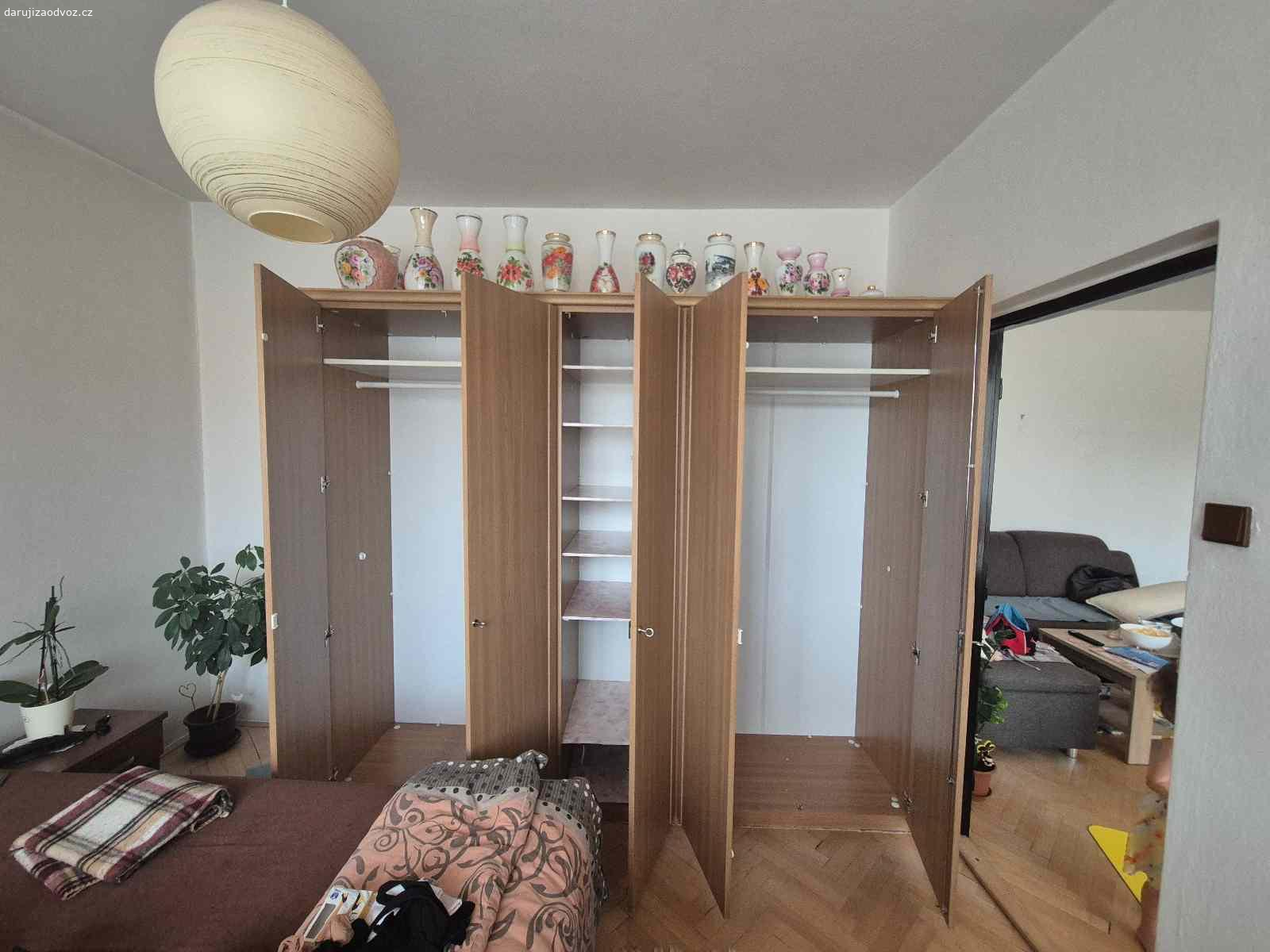 Daruji skříň. Daruji skrin po prarodičích, v hezkém stavu.. akorát je v bytě ve 3 patře bez výtahu, takže nutný odnos.