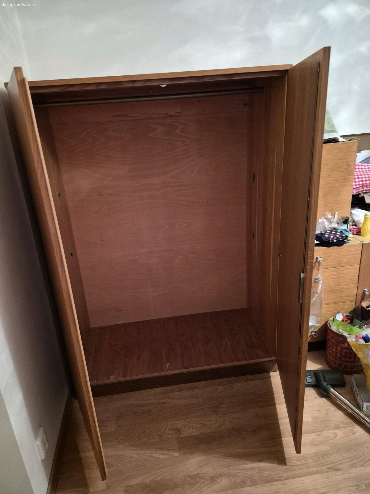 Daruji skříň. Daruji šatní skříň, v dobrém stavu.