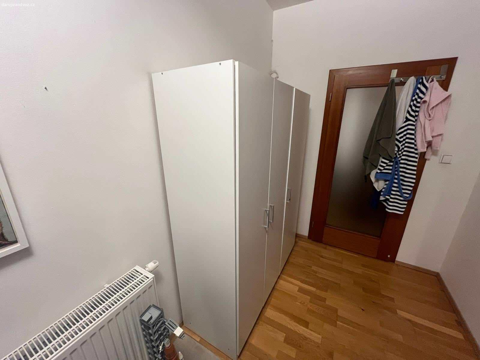 Daruji skříň. Nyní rozebraná. Velikost 140x180x50