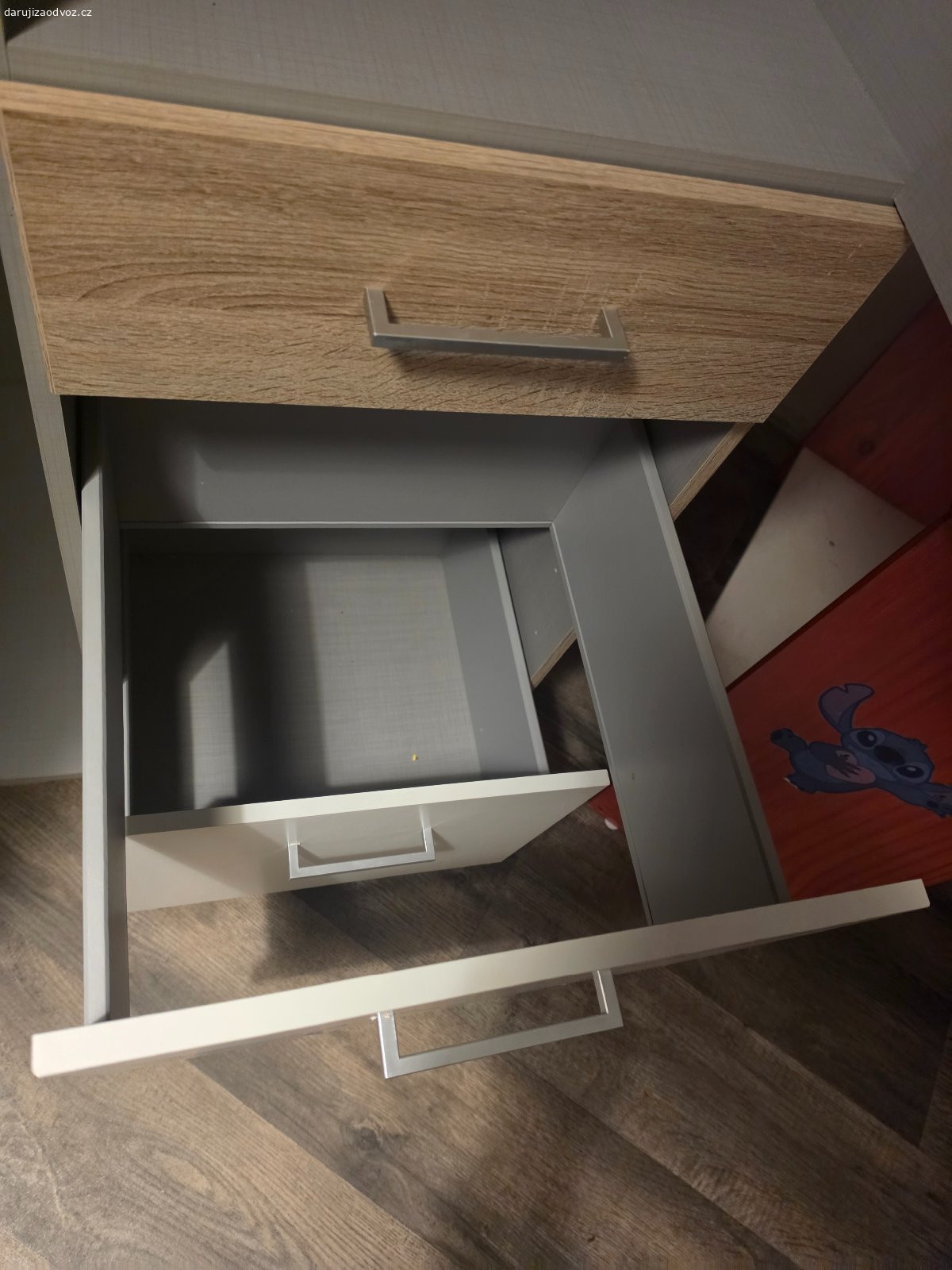 Daruji skříň - rezervováno. Daruji šatní skříň z dětského pokoje. Skříňi bohužel chybí k jednomu šuplíku dno (viz. foto) a spodní šuplík má rozbité kolejničky na vysouvání. Na skříni jsou samolepky, které se dají jednoduše odstranit.
Rozměry  Š 91 x V 197 x H 58