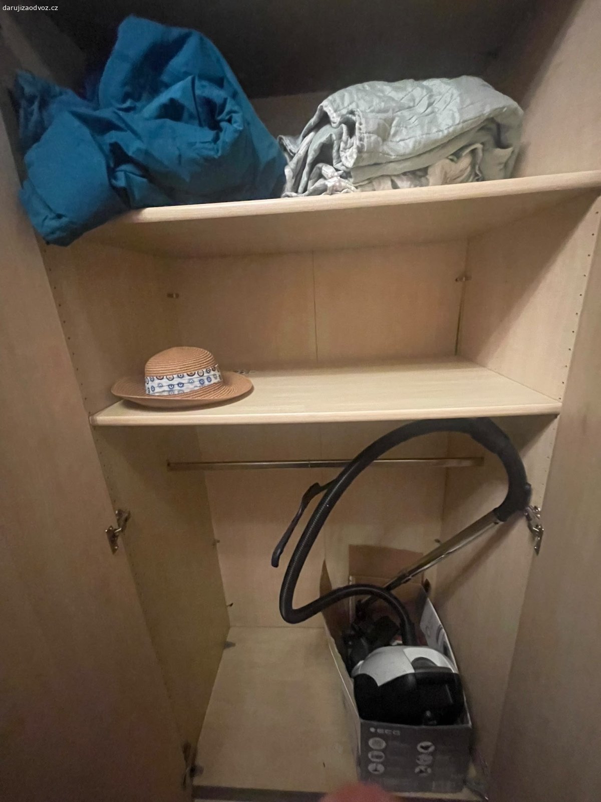 daruji skříň. dobry den, mam k odvozu skříň, důvod je stěhování kdo ma zájem