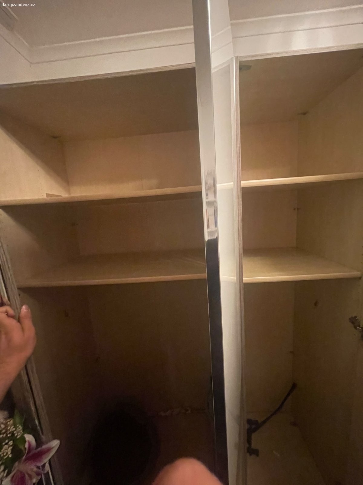 daruji skříň. dobry den, mam k odvozu skříň, důvod je stěhování kdo ma zájem