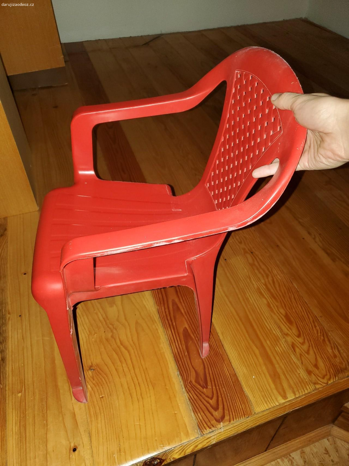 Daruji skříně a dětskou židli. 2 ks otevírací skříně, 1x otevřená a 1x červená dětská plastová židle.
