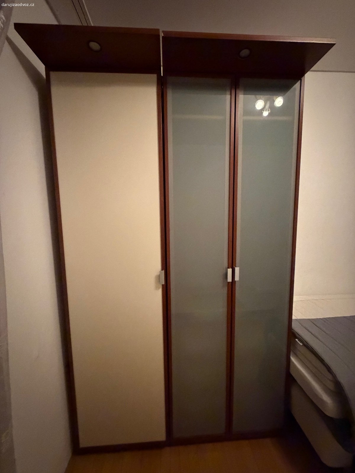 Daruji skříně za odvoz. Dobrý den,

za odvoz 4 skříně:

2 prosklené 80 š x 61 h x 235 v 

2 béžové dveře 60 š x 61 h x 235 v

1. patro, dům bez výtahu

Díky