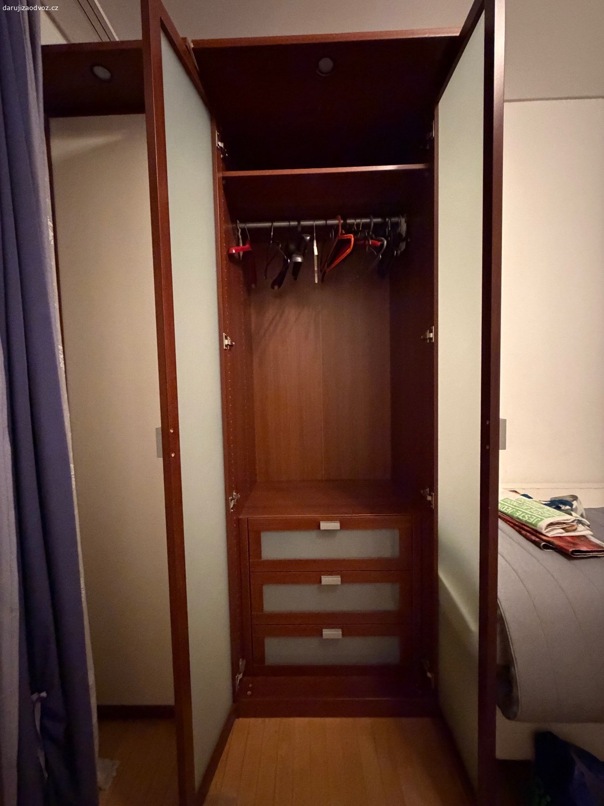 Daruji skříně za odvoz. Dobrý den,

za odvoz 4 skříně:

2 prosklené 80 š x 61 h x 235 v 

2 béžové dveře 60 š x 61 h x 235 v

1. patro, dům bez výtahu

Díky