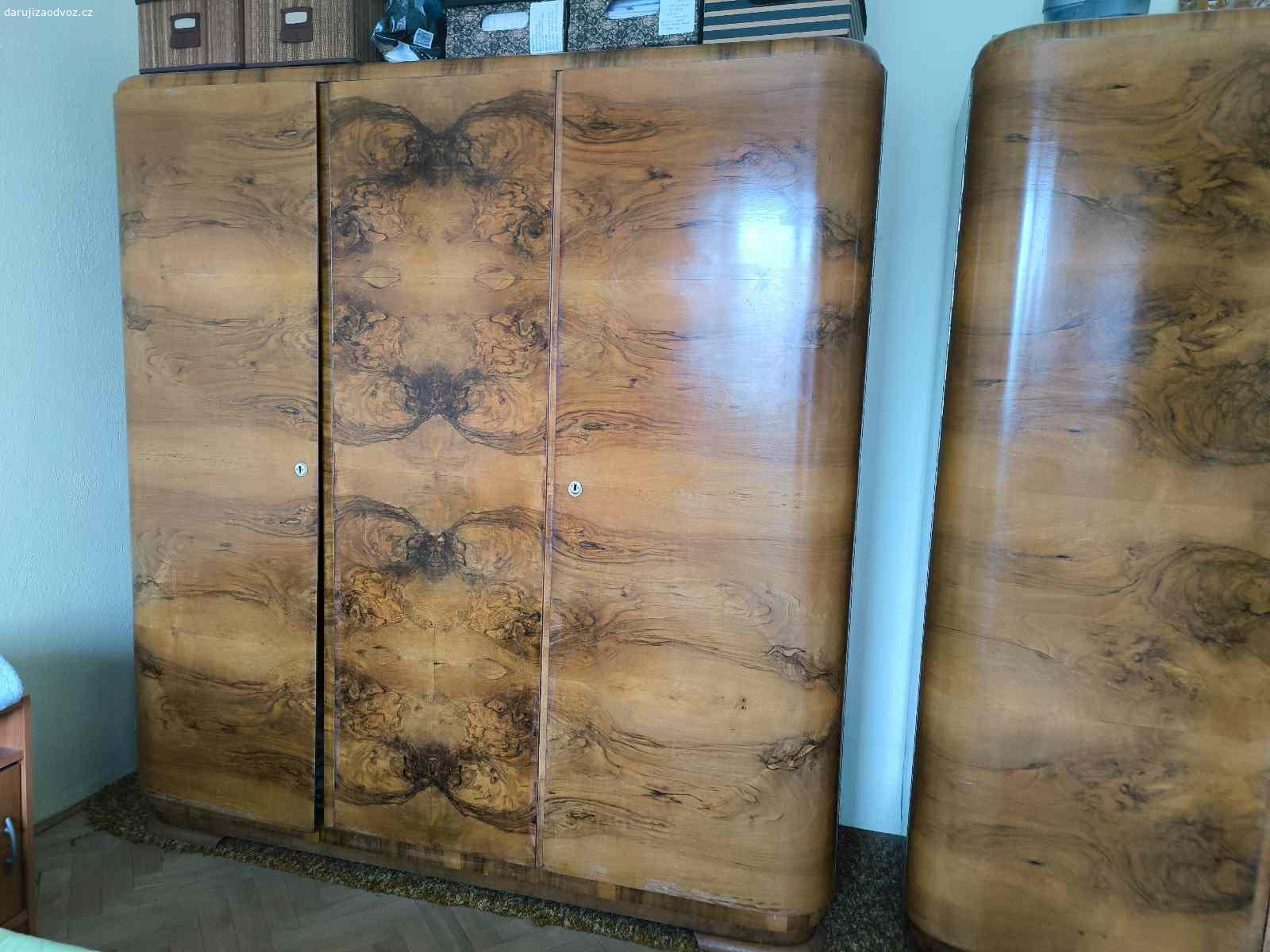 Daruji skříně. Daruji za odvoz ložnicové skříně viz. foto