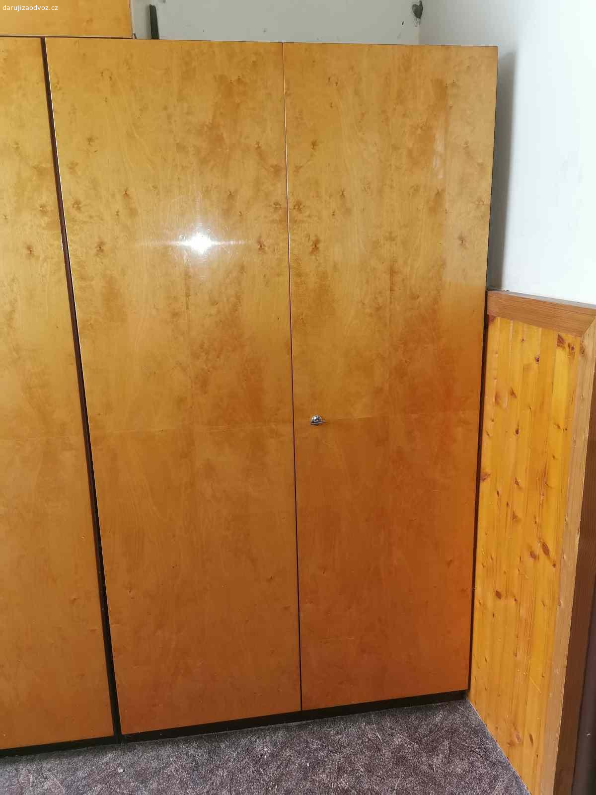 Daruji skříně. Daruji dvě skříně za odvoz. U skříně s policemi již není zámek.