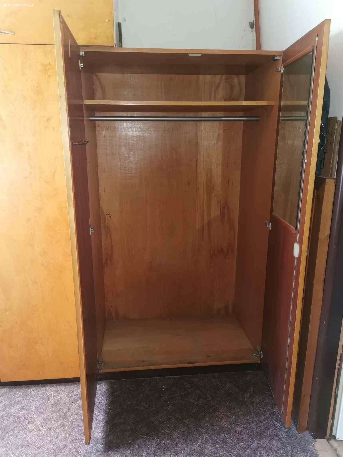 Daruji skříně. Daruji dvě skříně za odvoz. U skříně s policemi již není zámek.