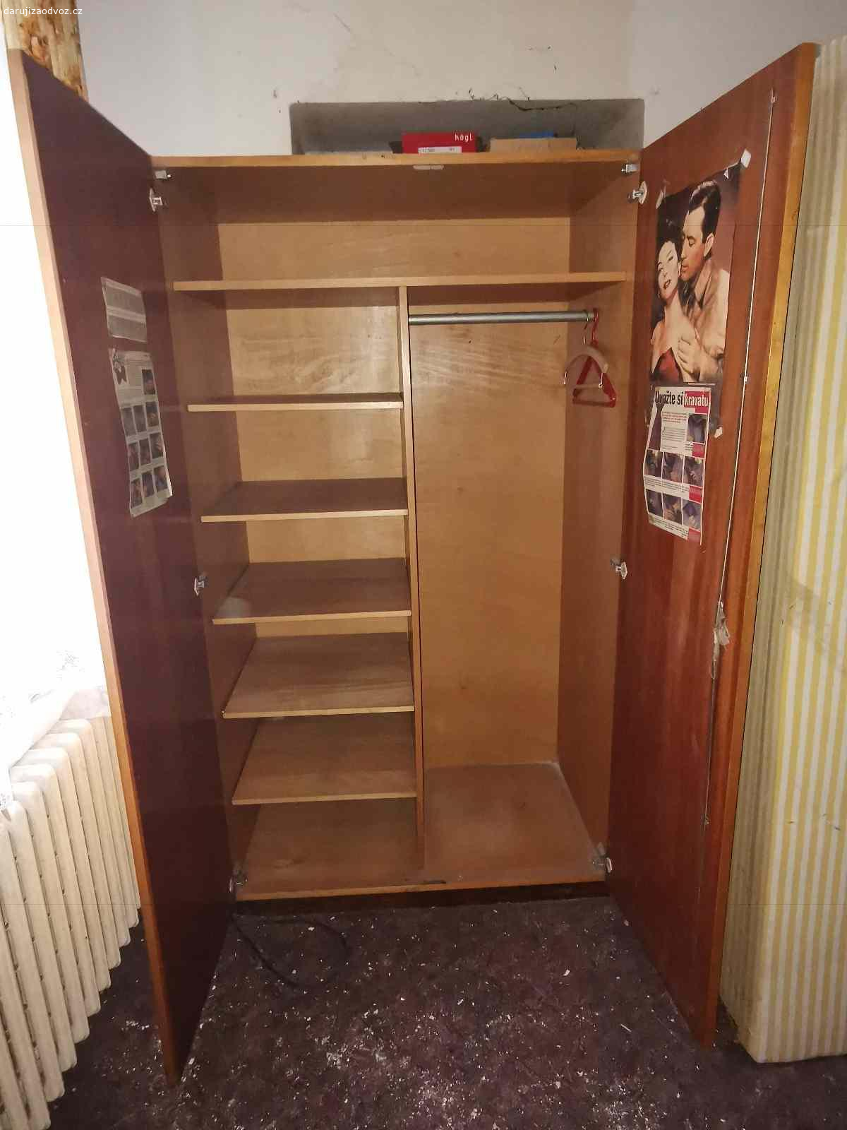 Daruji skříně. Daruji dvě skříně za odvoz. U skříně s policemi již není zámek.
