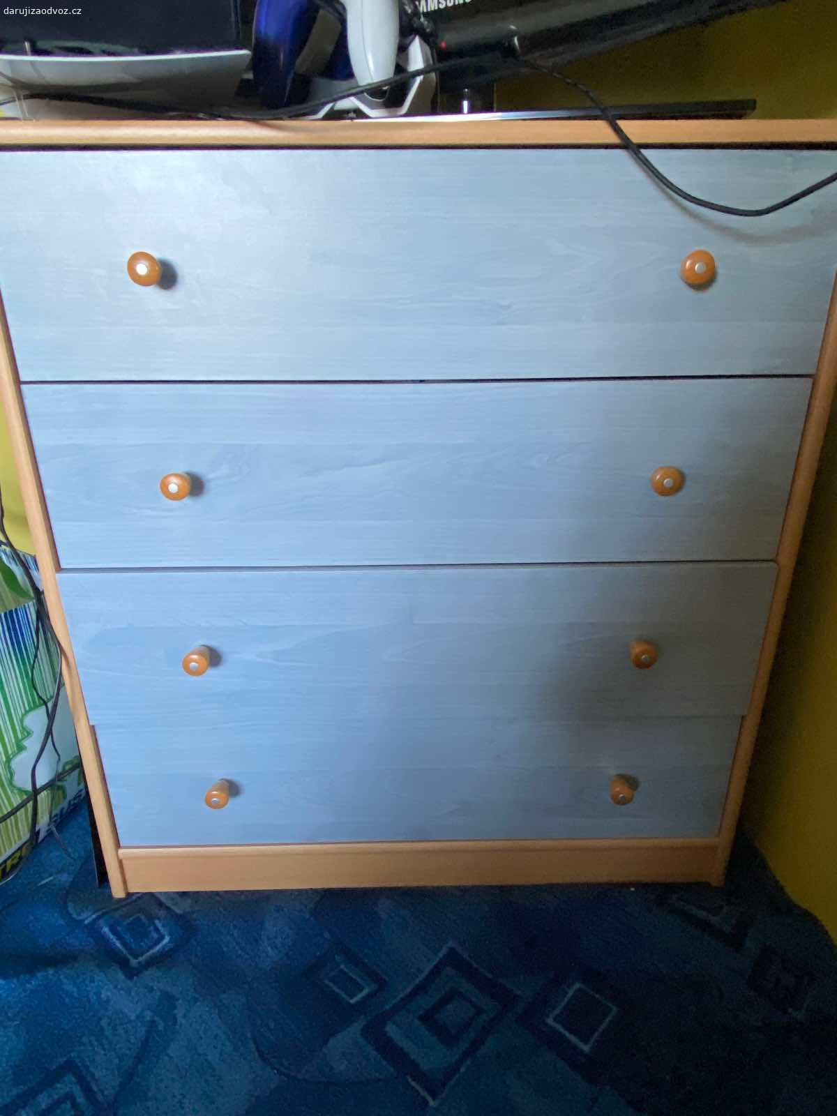 Daruji skříně. Volejte nebo pište kdykoliv.

Komoda-v.90 x  š.80 x h.45cm.
Skříňe-v.202 x š.300 x h.45cm.

Raději bych preferoval kdo si to vezme jako celek ale klidně i po kusech
