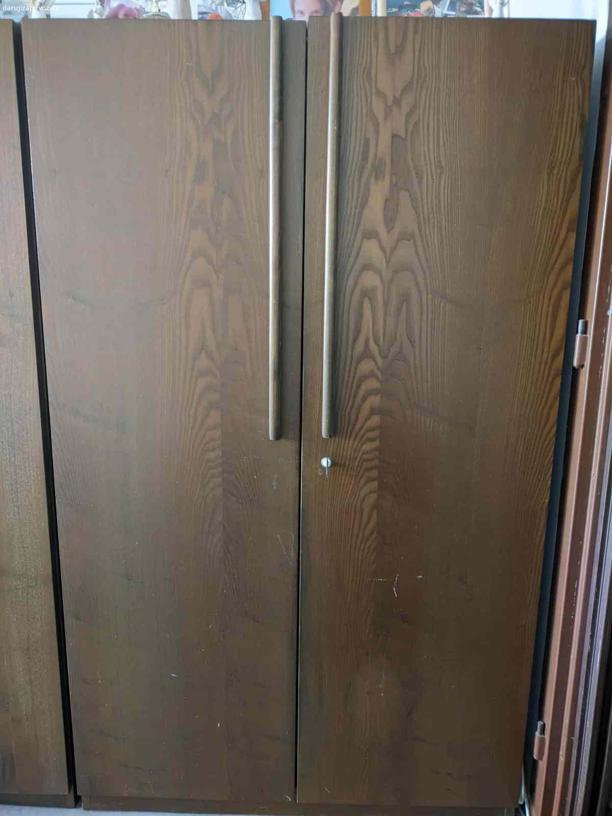 Daruji skříně. Kdyby mel někdo zájem a chtěl vic foto nebo rozměry, kontaktujte me.