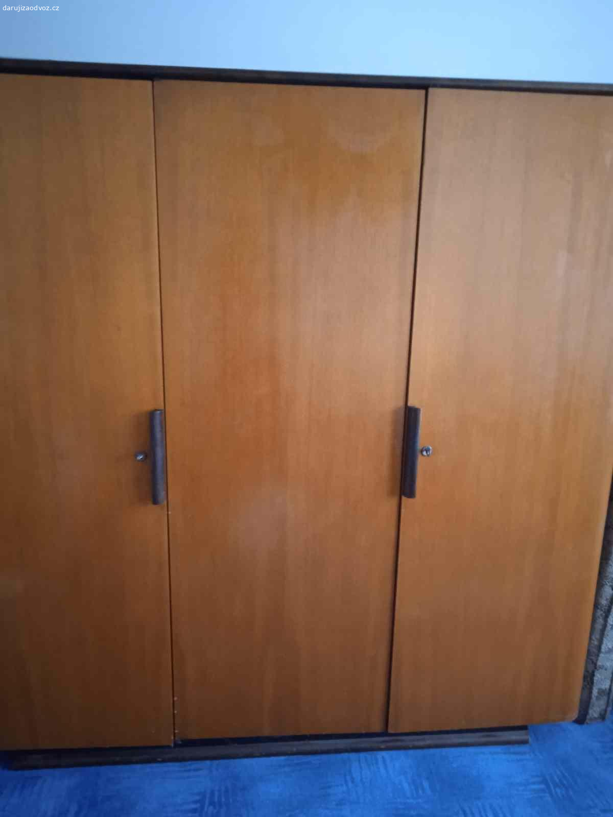 Daruji skříně. Daruji za odvoz masivní skříně z ložnice z roku 1955. Třetí patro, do výtahu se nevejdou