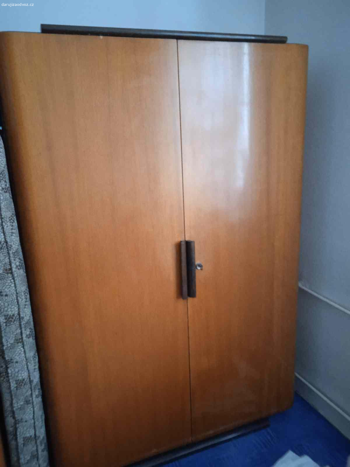 Daruji skříně. Daruji za odvoz masivní skříně z ložnice z roku 1955. Třetí patro, do výtahu se nevejdou