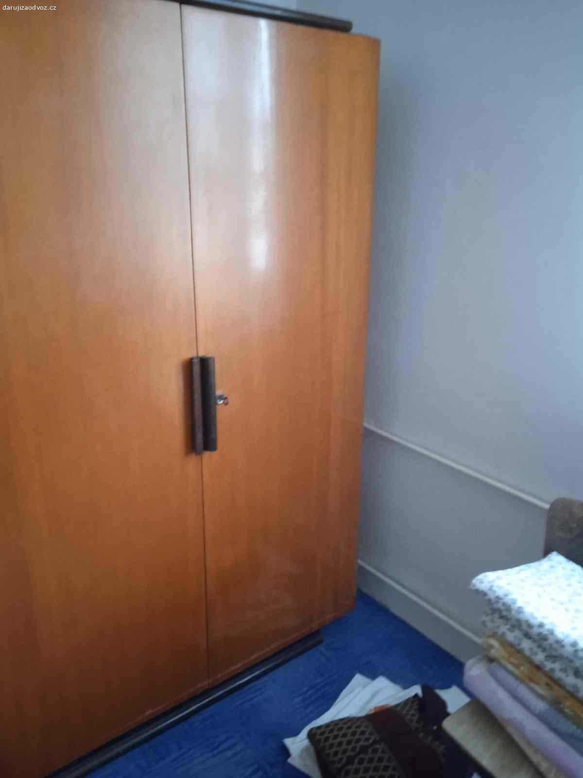 Daruji skříně. Daruji za odvoz masivní skříně z ložnice z roku 1955. Třetí patro, do výtahu se nevejdou