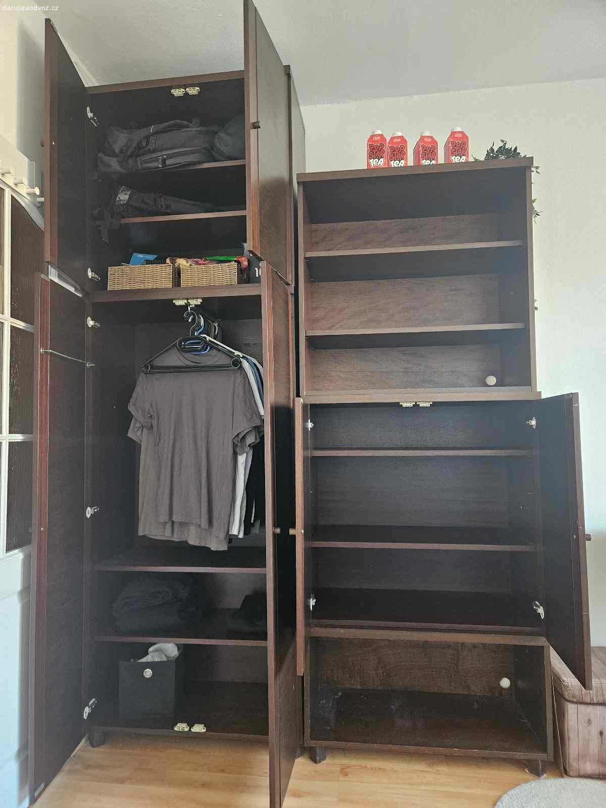 Daruji skříně. Daruji za odvoz soustavu skříní. Je to celkem 5 ks. Celková šířka sestavy je 1,6 m, výška nejvyšší skříně i s nástavcem je 2,3 m, hloubka 41 cm. Jsou místy poškrábané, jinak plně funkční.
Prosím jen zájemce, kteří jsou opravdu schopni nábytek odnést z 2. patra bez výtahu. Skříně jsou celkem těžké.