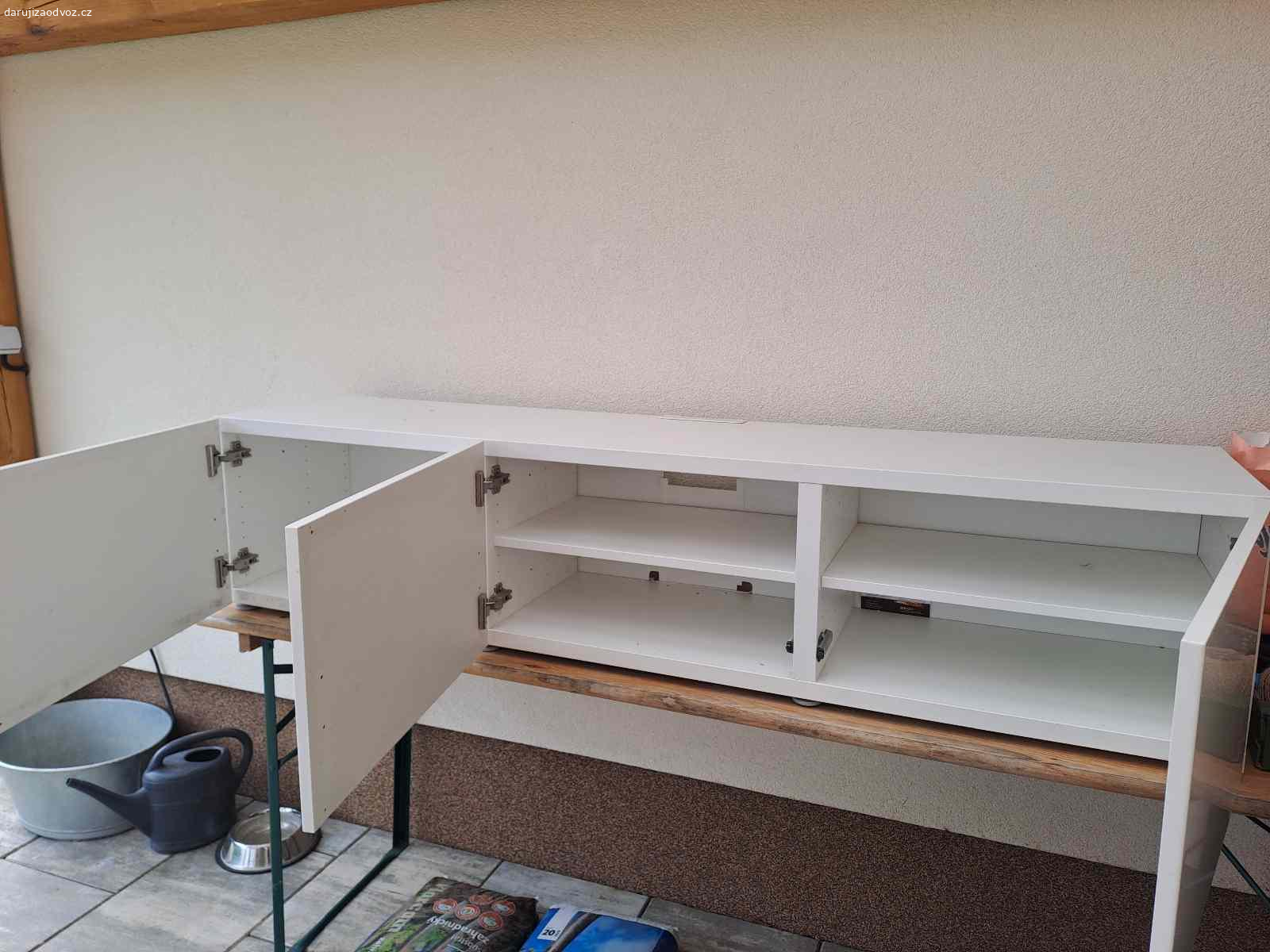 Daruji skřínku pod televizi Ikea. Daruji skřínku pod televizi zn.Ikea,stará 5 let