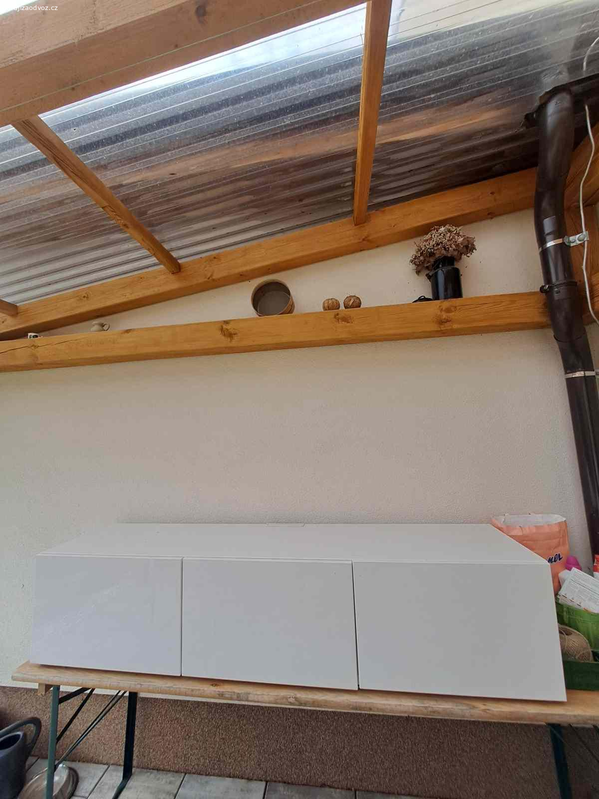 Daruji skříňku pod televizi. Za odvoz daruji tv stolek ikea,bilá,lesk